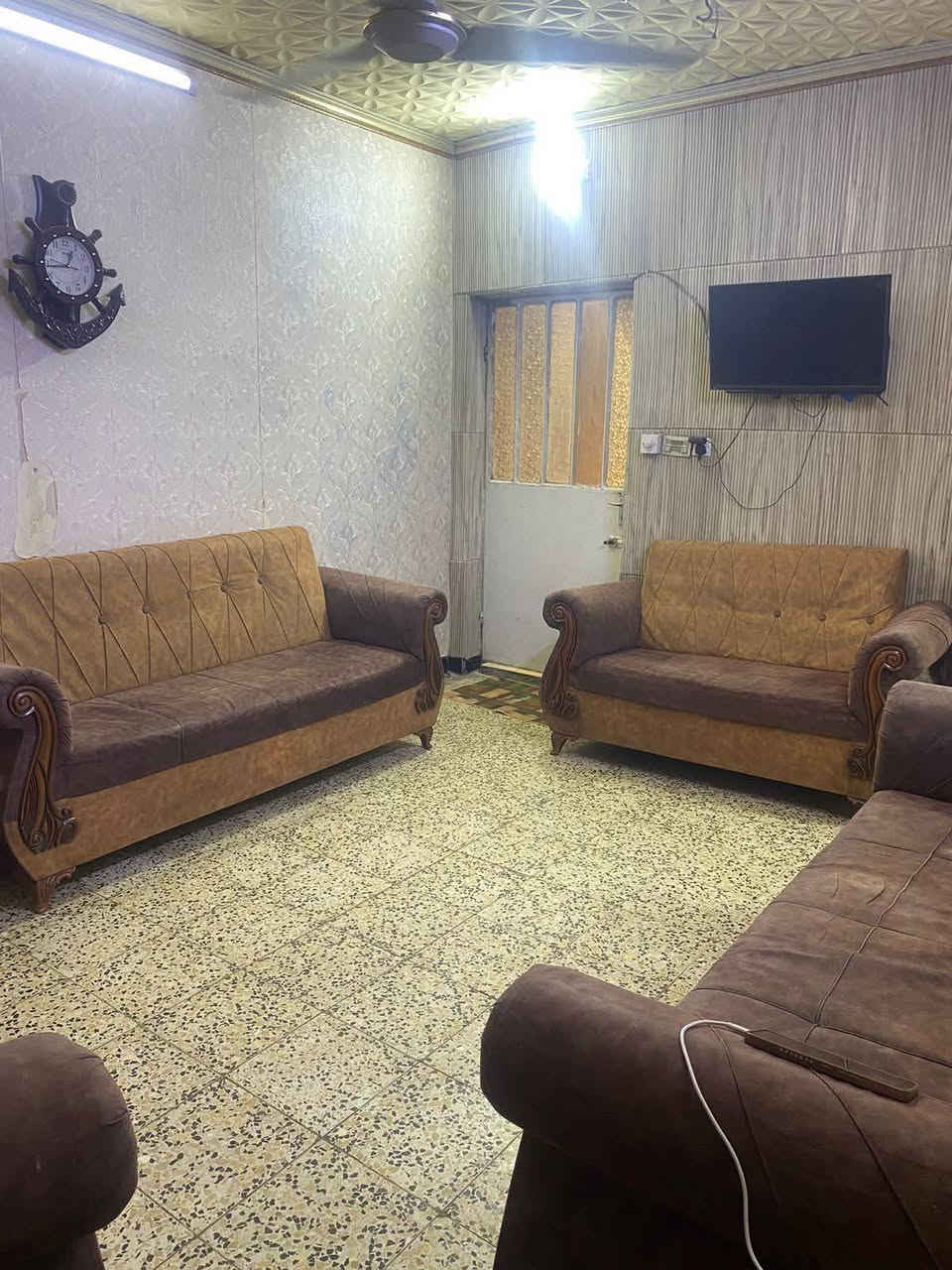 بيت الغزاليه للايجار مساحته125
يوجد فيه ثلاث غرف 
هول 
صاله 
حمامات عدد 2
مطبخ 
كراج سياره 
سعر الايجار650 وبي مجال 
للتواصل عبر ***********
