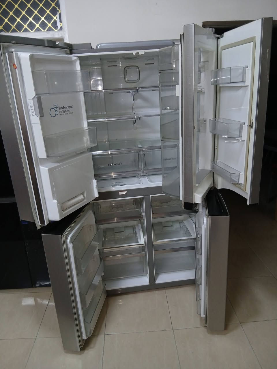 ثلاجة LG حجم كبير بحالة جيدة السعر 350 الف
***********
