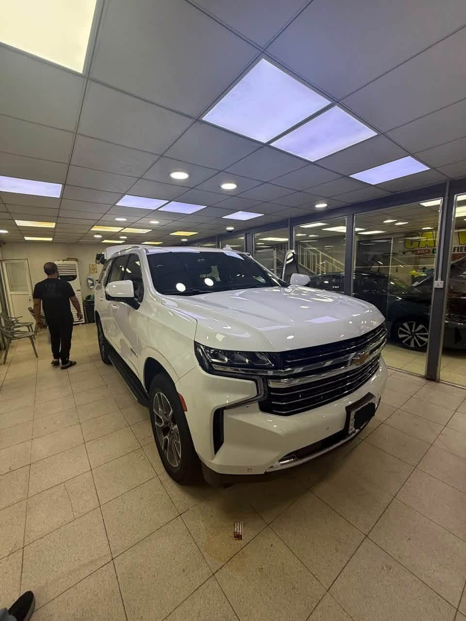 للبيع تاهو جديدة أخت الزيرو
مغلفة ppf بالكامل 

شيفروليه تاهو LT1 موديل2023 (أمريكي)

* مرقم  ( أربيل ) وباسمي.

مضللة بالسنوية،

* الممشى: فقط 43

* اللون: أبيض لؤلؤي.

* التبديل:باب نفس اللون فقط بدون دواخل.صور الحادث مرفقه

📞 للاتصال: *********** 

المواصفات:

* محرك 5.3 لتر (5300 CC).

* 8 سلندر.

* ثلاث قطع تبريد.

* رادار أمامي وأنظمة مساعدة للسائق.

*كاميرات 360 

* تنبيه السرعة.

* نظام المحافظة على المسار (Lane Keep Assist).

* سقف بانوراما.

* خمس كاميرات 360 درجة (أمامية وخلفية) مع رؤية شاملة (Bird View).

* مقاعد جلد فاخر مع ديكورات خشب.

* جميع المقاعد كهربائية.

* مقاعد أمامية بتدفئة .

*ستيرن كهربائي 

* ذاكرة حفظ لوضعيات المقاعد (Memory Seats).

* تشغيل عن بُعد.

* أربع بصمات للأبواب (الأمامية والخلفية).

* مرآة داخلية شفط.

* جنطة كهربائية ذكية تعمل بحركة القدم.

* نظام صوت BOSE مع 10 سماعات+ دمام ،

* شاحن لاسلكي (Wireless Charger)

* نظام سحب مقطورة مع تحكم كامل وكاميرا مخصصة لرؤية المقطورة.

* دوسات بلادية .

* مخارج USB  7 لجميع صفوف المقاعد.

* مصابيح لد 

وبعد بيها مواصفات ،

السعر 415$.
