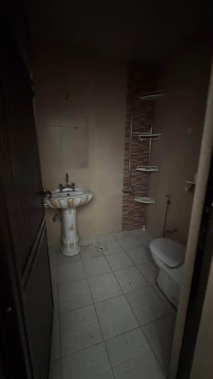 بـيـت للإيـجـار نضيف جداً  ( في السيديه ) ( طابقين )
📍 السيديه -- الضباط

🔷مدخلين مع تشجير امام الدار 
🔷مساحه 75 متر 
🔷ثلاث غرف نوم  وصاله ومطبخ وخدمات صحيه 

🔷السعر : 900 الف
______________________________________

***********

