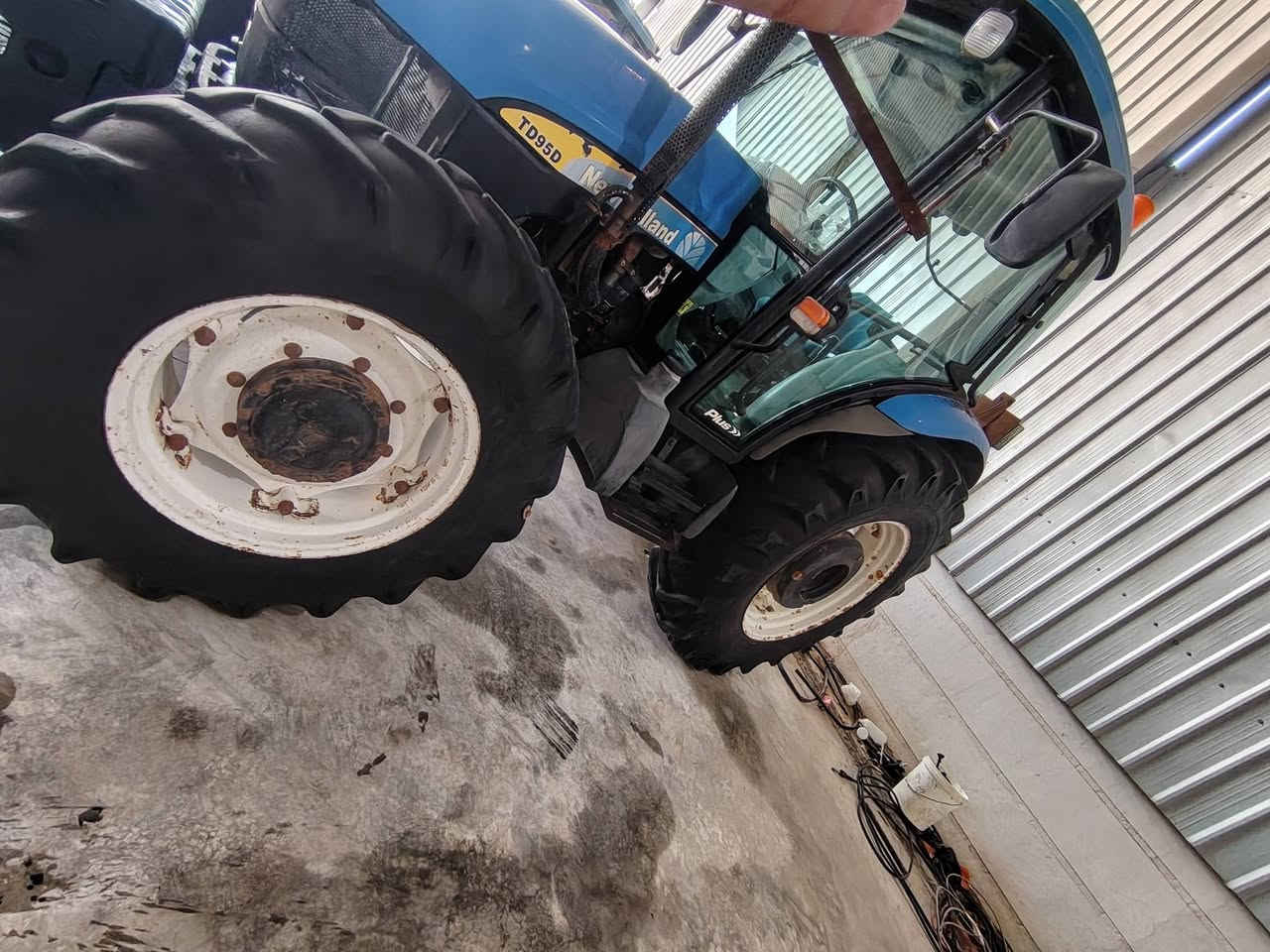 نيهولند حجم95 موديل 2011 رقم بغداد ايطالي فول مواصفات فول عادي سوبر صفر جاج تبريد ثلج مكينه جاهزه مابيها نقص جديده مال جناي غرفتها شرط زيرو مكان واسط الزبيديه السعر مناسب ***********

