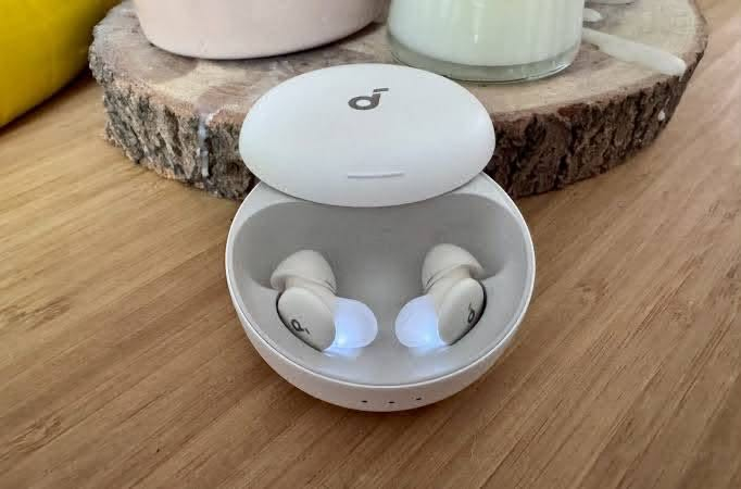 Anker Soundcore Sleep A30
عزل ضوضاء ذكي (Smart ANC)
 مخصصة للنوم والراحة وتقليل الإزعاج
 تصميم صغير ومريح حتى للنوم على الجنب
 تدعم تطبيق Soundcore للتحكم بالإعدادات
 مع العلبة الأصلية والإكسسوارات
السعر 90 
***********
