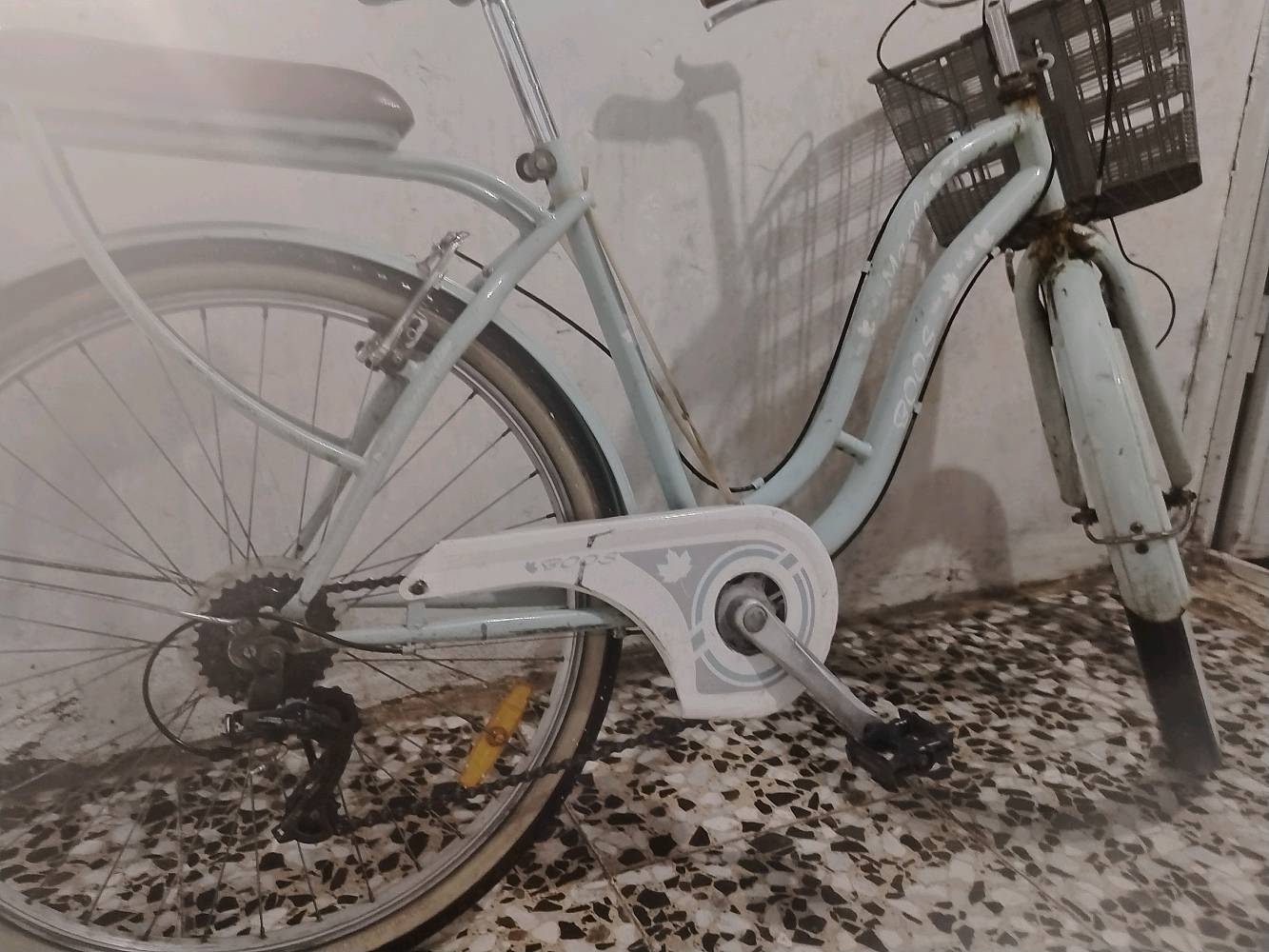 :
​📢 دراجة هوائية (بايسكل) للبيع – تميم كلاسيكي مميز! 🚲✨
​نوع الدراجة: بايسكل نسائي / بناتي كلاسيكي (مديني) مع سلة وقعدة خلفية.
​اللون: سماوي أنيق (Light Blue) مع لمسات باللون البني.
​المواصفات والتفاصيل:
​المحرك والنظام: مزود بناقل حركة (نمر / دبلات دوان) لسهولة القيادة والصعود.
​المقاعد: كوشن (سرج) بني مريح جداً + مقعد خلفي مبطن وجاهز للركوب.
​الملحقات: سلة أمامية تتسع للأغراض، واقيات طين (قمصان) خلفية وأمامية لحماية الملابس، وحافظة كلاسيكية للزنجيل.
​الإطارات: إطارات متينة بحالة جيدة جداً (Compass).
​الحالة: مستعمل بحالة جيدة جداً وجاهز للاستخدام مباشرة.
​💰 السعر: 80 ألف دينار (قفل / غير قابل للتفاوض)
​📞 للتواصل والاستفسار: [ ***********]📍 الموقع: [بغدادالكمالية خلف مستشفى الفضيلية ]
