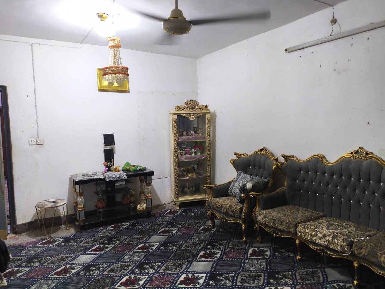 سلام عليكم بيت البيع طابو صرف في حي لاكرمين قريب عل شارعين جدد مساحة 250 طابق واحد غرفتين وصاله وكلدور حمام داخلي وخارحي مثل موضح بصوره ***********
