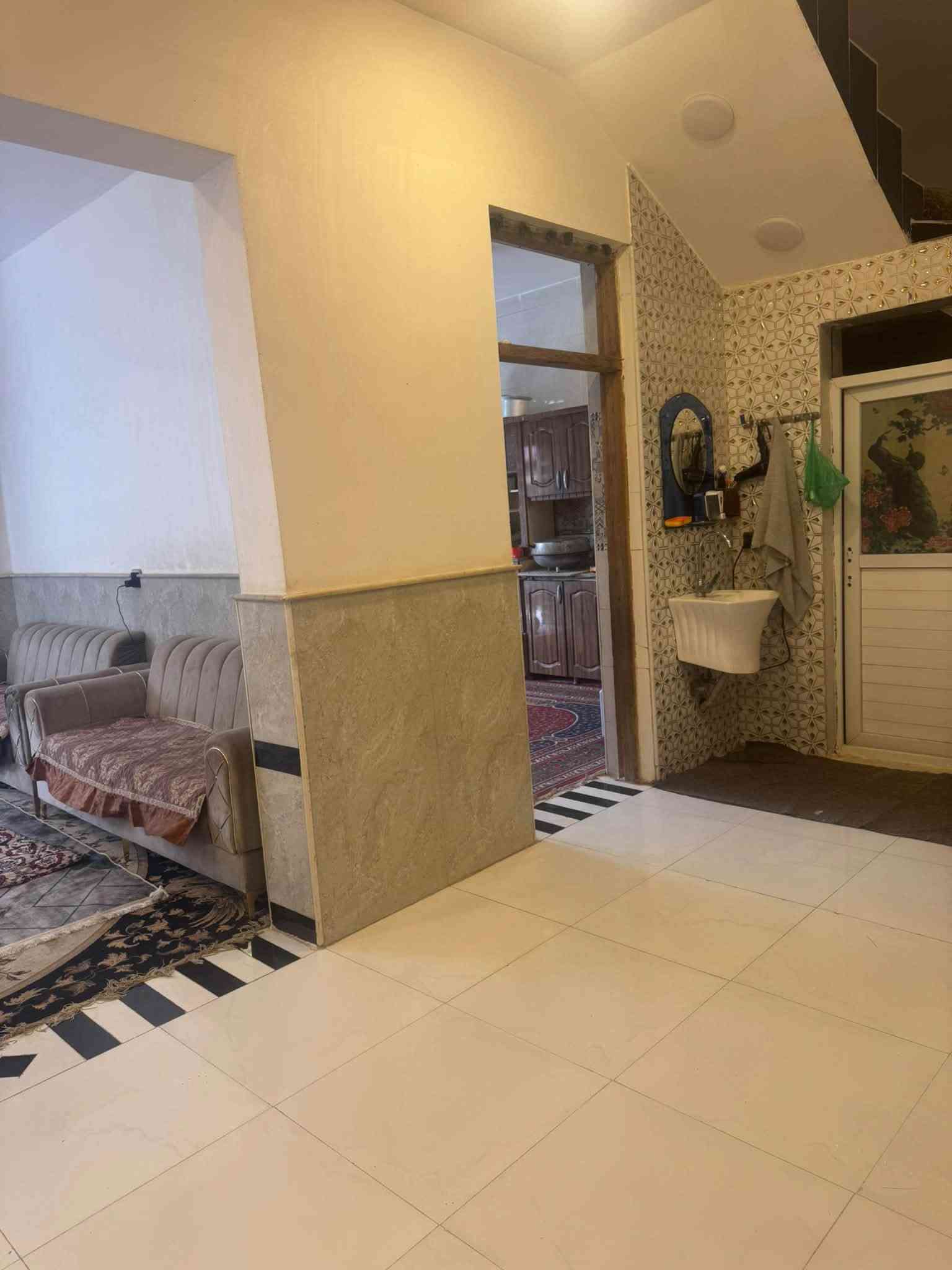 السلام عليكم
بيت للبيع..بناء درجة أولى.
طابوگ بناء  سنة ٢٠٢٤
 المساحه الكليه (٢٧٠متر ) 
عرض الشارع  ١٢ متر 
يحتوي على استقبال  صاله مطبخ موزع غرف عدد ٢
حديقه 
العنوان شارع المطار خلف عماره فلاح يبعد عن شارع المطار ٩٠متر. .. للاستفسار ***********
***********
