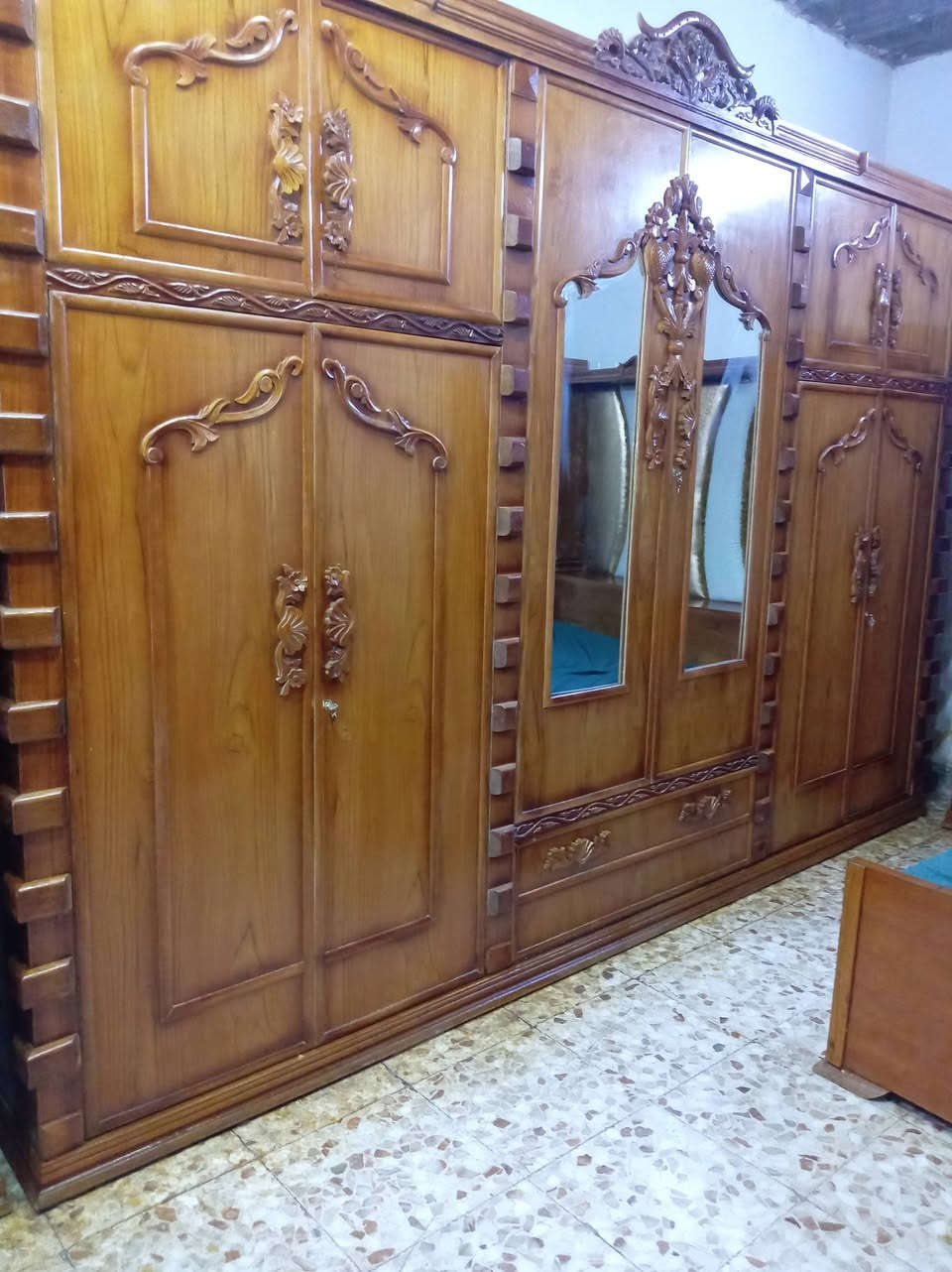 مكلف بلنشر غرفه تسكام نجاره مسرح ام الطابوكه تكمه زان مصري اخت الجديده مليون ونص وبيه مجال مكانه حله للاستفسار الاتصال بلرقم ***********
