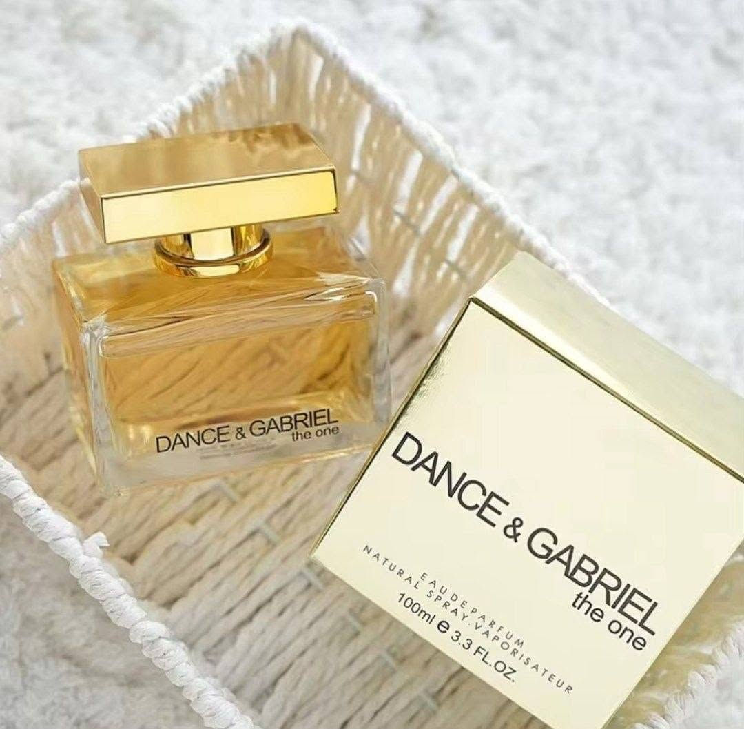 ✨ عطر دانس آند غابرييل ذا ون – DANCE & GABRIEL THE ONE ✨
عطر نسائي أنيق وناعم بتصميم فاخر، مناسب للمرأة اللي تحب العطور الراقية ذات الحضور الجميل واللمسة الأنثوية المميزة. يأتي بحجم 100 مل وبتركيز Eau de Parfum – أو دو بارفان. 

🌸 دانس آند غابرييل ذا ون يتميز بطابع عطري أنثوي يميل إلى الأجواء الزهرية الناعمة، مع إحساس منعش وأنيق يخلي العطر مناسب للاستخدام اليومي وكذلك للمناسبات والطلعات. 

💛 شنو يميز العطر؟
✔️ رائحة أنثوية راقية وناعمة
✔️ مناسب للمرأة اللي تحب العطور الملفتة بدون ما تكون مزعجة
✔️ حجم 100 مل مناسب للاستخدام المستمر
✔️ تصميم القنينة والعلبة يعطي إحساس بالفخامة والأناقة
✔️ مناسب للدوام، الطلعات، الزيارات والمناسبات
✔️ اختيار حلو كهدية لمحبات العطور النسائية 🌷

السعر ١٠ الالف 
🚘يوجد خدمة توصيل لجميع محافظات العراق ٤ الاف🚘 

📦 للحجز والطلب:

📲 واتساب أو اتصال: ***********
💌 أو مراسلة الصفحة مباشرةً

✨ MIXA STORE | كل اللي تحتاجينه بمكان واحد
