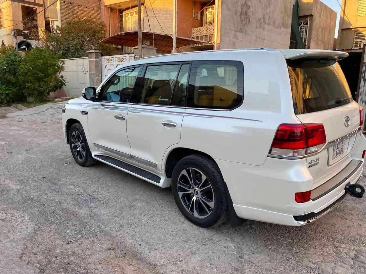 السلام عليكم عندي سياره لاندكروزر GXR
بحريني فول 1/1 كراند تورنك رقم بغداد لون ابيض محرك 4000 تنفس طبيعي ماشيه 52 حقيقي 
موديل 2020 جديد جدا  عدّى رصعه بهلال الجاملغ الخلفي معدل على البارد ماتبين كد اصبع 
بصمة تشغيل عدد 2 
خمسة ابواب لمس 
تشغيل عن بعد 
فتحة سقف سلايد 
كشنات 2 كهرباء 
صندوق كهرباء 
8 ايرباك 
شاحنة وايرلس 
مري شفط وقلاب 
3 شاشات اصليه 
مطفئه حريق في الكرسي الامامي 
دشبول لكزز
ثلاث قطع تبريد 
حساسات اماميه وخلفيه 
كامرة خلفية بلاديه 
لون الكشنات قرميدي 
لون الدشبول اسود 
وباقي الموصفات معروفة 
ورايدها ب 530 ورقه بيع او مراوس مكاني السيديه 
الاتصال على الرقم ***********
