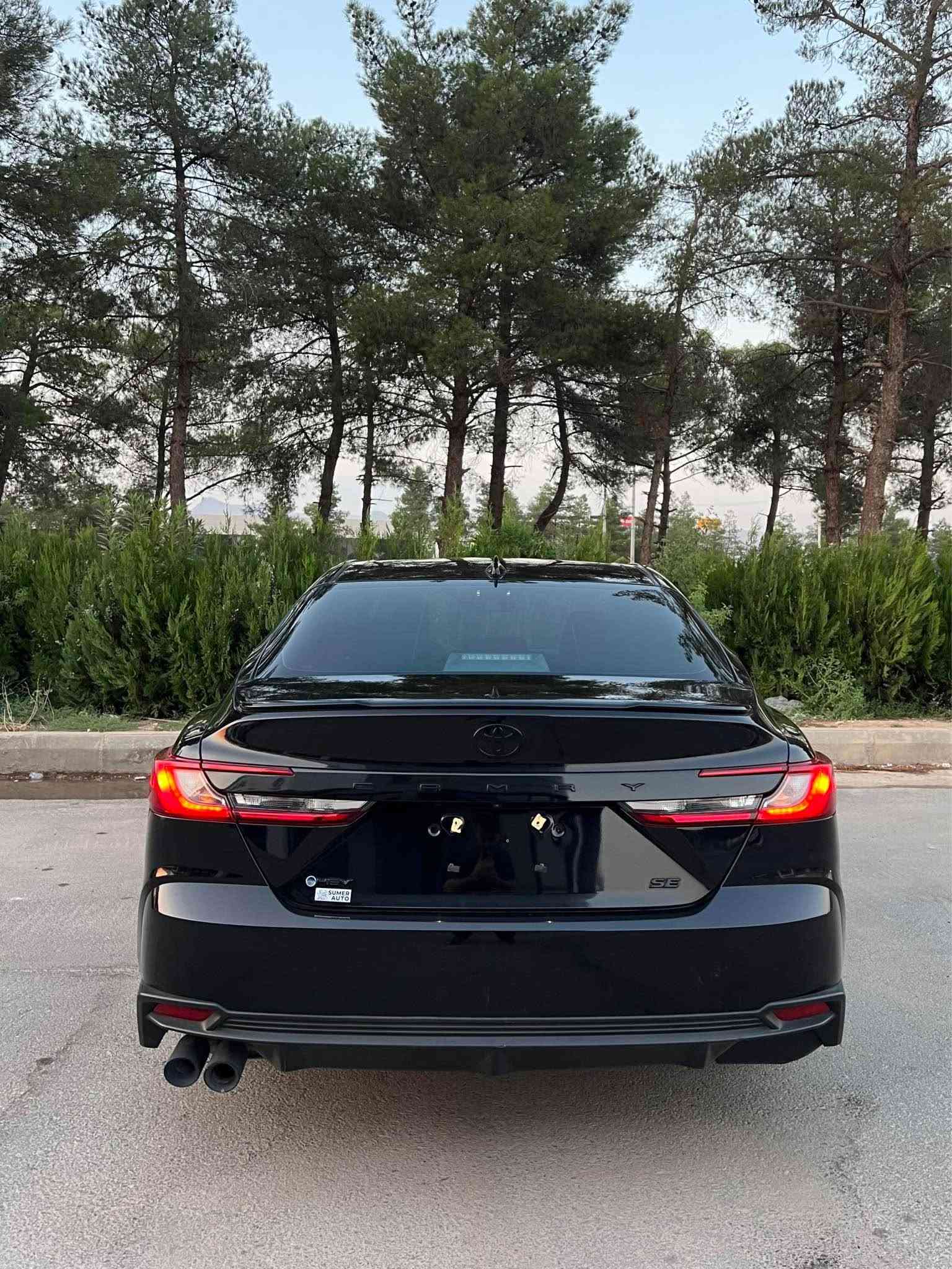 سڵاوتان لێبێت ئازیزان کامری مۆدێل 2025 مواسەفات  SEسەیارەکە تەنها 6,000 mile ڕۆشتووە تەنها چەمەلەخی سایەقی بۆیاخە بێ ناوگرتن رەسمی سۆنەرو شاصیم بۆ داناون خۆتان سەیری بکەن گێڕ و مەکینەی بەشەرت سەیارەکە ڕەقەم کاتییە 
مواسەفات :

بزوێنەر و هێز: بزوێنەری ۲.٥ لیتر (٤ سلیندەر) + سیستەمی هایبرید بەهێزی ۲۲٥ ئەسپ.
 گێڕ: گێڕی ئۆتۆماتیک (eCVT) زۆر نەرم و ئابووری.
 سەرفکردنی بەنزین: زۆر ئابوورییە و لە ڕیزبەندە هەرە باشەکانی ژینگەیی و ئابوورییە.
 دیزاینی دەرەوە:
 شێوەی وەرزشی (SE)
 تایەی سپۆڕت و جەنتای کڕۆم/ڕەش
 لایتی پێشەوە و دوای LED بە دیزاینی نوێ
 دیزاینی ناوەوە و ئاسوودەیی:
 کوشن نیوە چەرم (SofTex) بە دیزاینی وەرزشی
 سوکانی چەرم و ئامێری بەڕێوەبردنی گێڕ لەسەر سوکان (Paddle Shifters)
 سیستەمی فێنککردنەوە و گەرمکردنەوەی ئۆتۆماتیکی
 تەکنەلۆژیا و شاشە:
 شاشەی گەورەی تۆچ بە پشتیوانی Apple CarPlay و Android Auto بەبێ وایەر
 شەحنکردنەوەی وایەرلێس (Wireless Charging)
 سیستەمی دەنگی پێشکەوتوو
 سیستەمی سەلامەتی (Toyota Safety Sense 3.0):
 ڕادار و ڕاگرتنی ئۆتۆماتیکی لە کاتی مەترسیدا (Pre-Collision System)
 سیستەمی پاراستنی هێڵ و هۆشیارکردنەوە (Lane Departure Alert)
 ڕاداری دیاریکردنی دووری لە ئۆتۆمبێلی پێشەوە (Adaptive Cruise Control)
 ئاگادارکردنەوەی خاڵی کوێر (Blind Spot Monitor)
نرخی 222 وەرەقەو مەجال
ژمارەی مۆبایل : ***********
whatsApp&Viber✅ السليمانية, العراق
