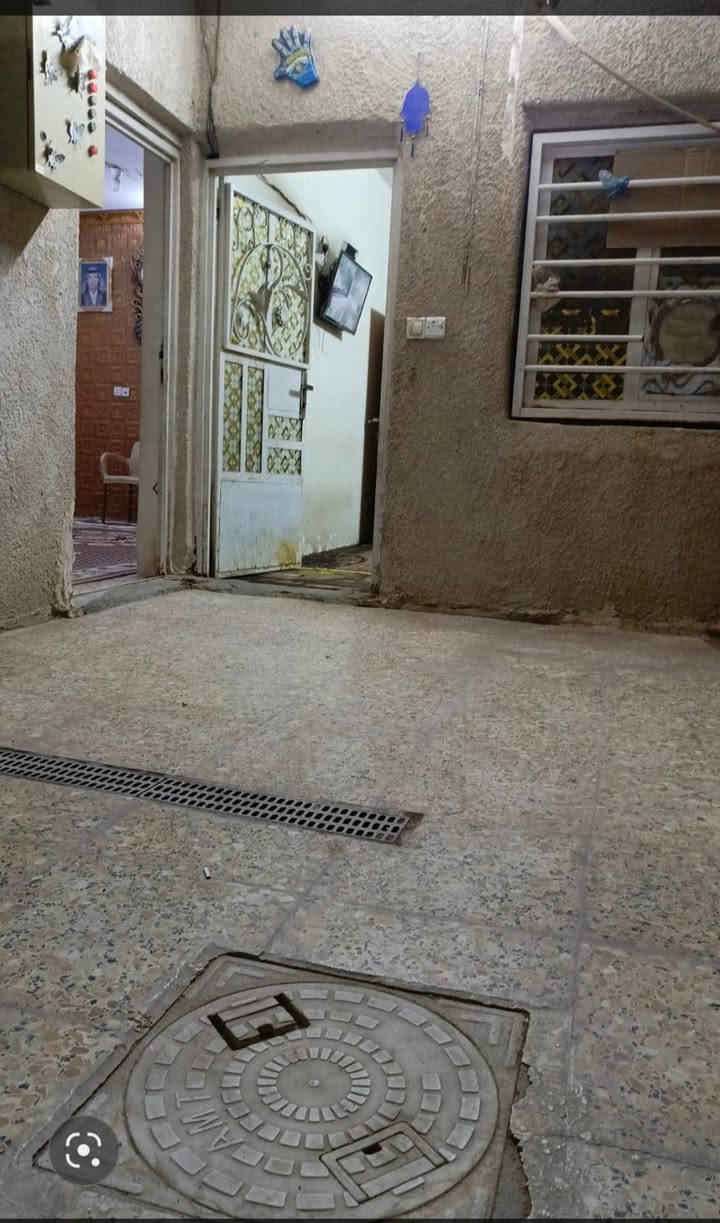 السلام عليكم الدار للبيع مساحته 105طابقين طابو صرف العنوان الزعفرانيه شارع المعهد قرب جامع وحسينيه المصطفى  رقم الهاتف***********  طابقين
 الطابق الاول يتكون من (استقبال وصاله وهول وغرفه نوم وصحيات ومطبخ وترك ومنور) 
الطابق الثاني  (غرفتين وصاله وصحيات وسطح)
