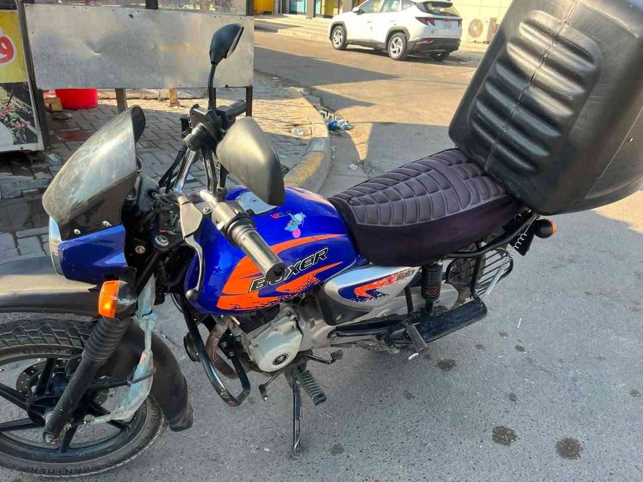 اقرة المنشور يلا تتصل‼️‼️
سلام عليكم بوكسر للبيع موديل 2023 نازله ب 24 ‼️
مكفولة كفالة عامة 
اي نقص مابية كاملة دراجة 
ما مفتوحة لا تبخير لا تنضح كاملة 
شلعه ومعدل 
ماشية 11 ألف حقيقي‼️
مرقم لوحة وسنوية انكليزي تحويل ثاني يوم
سعر 2400وبيها مجال للشراي وتدلل ‼️
مكاني:  بغداد البياع 
رقم ***********
