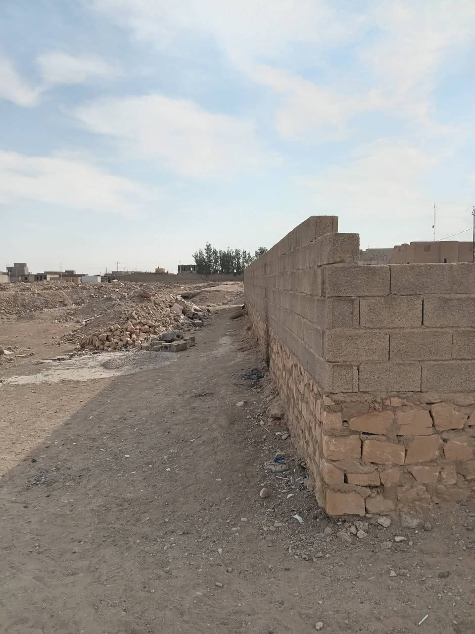 القطعه معروضه للبيع المساحه 400 متر في حي الأمين قرب المنتزه الجديد السعر 15 وبيهة مجال بسيط ***********
