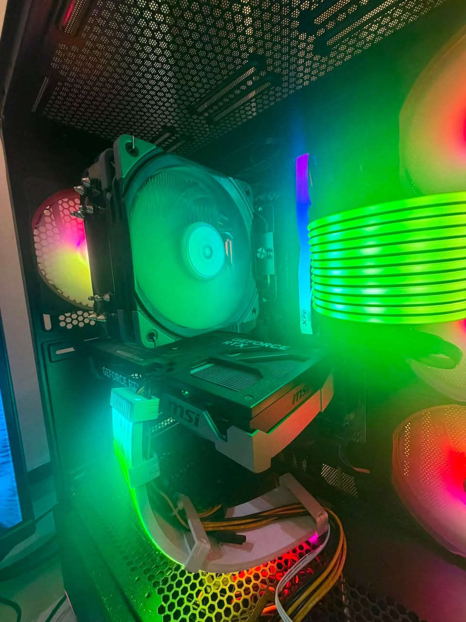 السلام عليكم تجميعه للبيع مواصفات ⬇️
CPU AMD R5 7600X TRAY
MSI MB B850M-P PRO WIFI
XPG RAM DDR5 16GB 6000MHZ LANCER BLADE RGB
MSI VGA RTX 5060 TI VENTUS 2X OC 8G PLUS
MSI CASE FORGE 130A AIRFLOW BLACK 
THERMALTAKE POWER SUPPLY 650W LIFE POWER RGB
THERMALTAKE COOLER CPU UX480 BLACK
A-DATA HD SSD M.2 1T TB LEGEND 710
A-DATA HD SSD M.2 512 TB LEGEND 710
مواصفات الشاشات ⬇️

AVETRON MONITOR G2711 S
* 🖥️ الحجم: 27 إنچ
* 🎨 اللوحة: IPS
* 📺 الدقة: 1920×1080 Full HD
⚡ التحديث: 180Hz
Samsung F22T454FQN — T45F
* 📏 الحجم: 22 إنچ
* 🖥️ الدقة: 1920×1080 Full HD
* ⚡ التحديث: 85Hz
* 🎨 اللوحة: IPS

مواصفات UBS
UPS Farber Online
* الموديل: FA-UPSC-24V-1KVA-1PH
* القدرة: 1000VA / 900W
* النوع: Online
* دخل: 220–240V
* خرج: 220–240V
* فاز واحد
* بطاريات: 24V
* مخارج AC
* USB + RS232
* Intelligent Slot
* مناسب للـ PC والأجهزة الحساسة
UPS LamaSsu LE1500
* الموديل: LE1500
* القدرة: 1500VA / 900W
* النوع: Offline
* دخل: 145–275V
* خرج: 220–240V
* فاز واحد
* حماية من ارتفاع وانخفاض الفولت
* مخارج AC
* مناسب للـ PC والأجهزة الإلكترونية
  
اخت الجديده مع كامل الملحقات مستعمله شهرين مع وصل شراء. 
واتساب للتواصل ***********
السعر 2500 وبيها مجال للشراي
