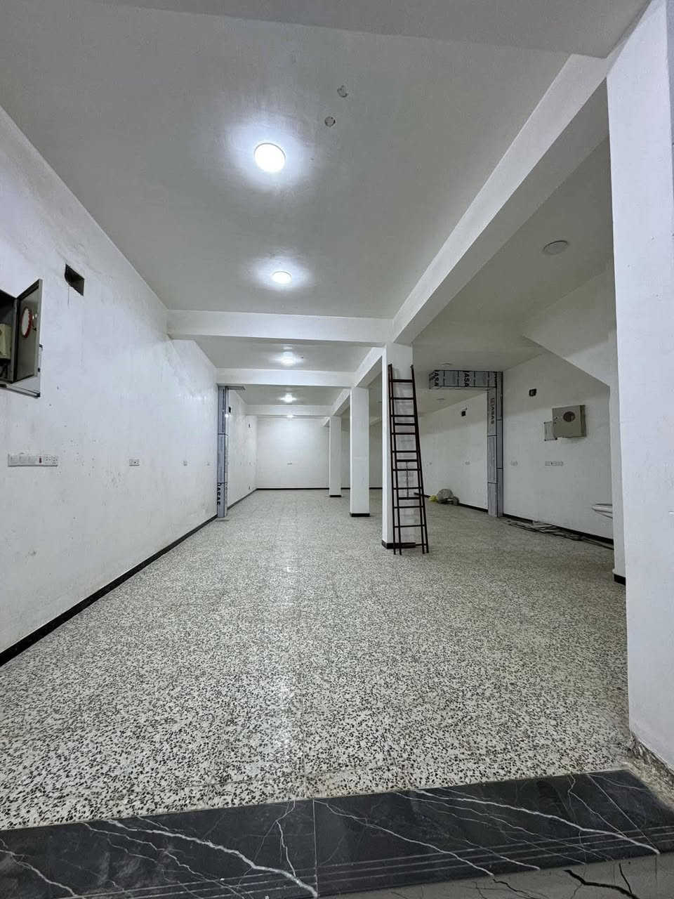 السلام عليكم 
محل للايجار نزال 20 عرض 7.5 ارتفاع 3.5 
مجهز كهرباء و مجمع مائي 
موقع المحل الجمعيه فرع سنتر الاسعار (الفرع الجديد) سابقا (ماكس مول)  
تواصل خاص او على الرقم
*********** دكتور علي
