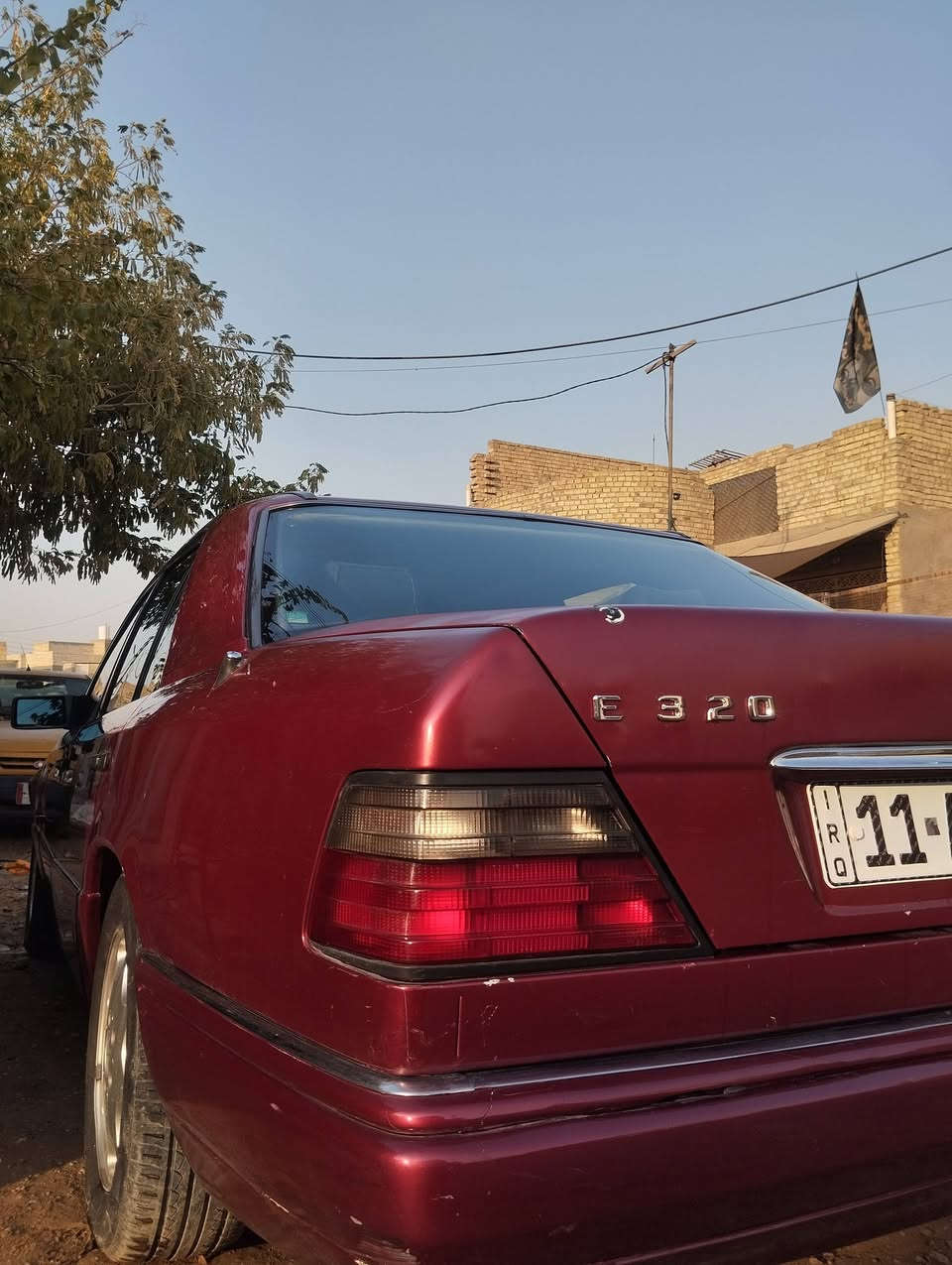 السلام عليكم 
مارسيدس دب موديل ٨٩ محدث بيبي شبح كلياً بسعر ٥٥ ورقة 
السيارة كلشي بيها جديد بس بيها شغلتين
الأولى- اندعمت قبل يومين ضرر جاملغ امامي ومراية جانبية.
ثانياً- من اندعمت السيارة ادير سلف بس متشتغل ابيع واقع حال
السعر ٥٥ ورقة مكان السيارة العبيدي رقم الموبايل ***********

