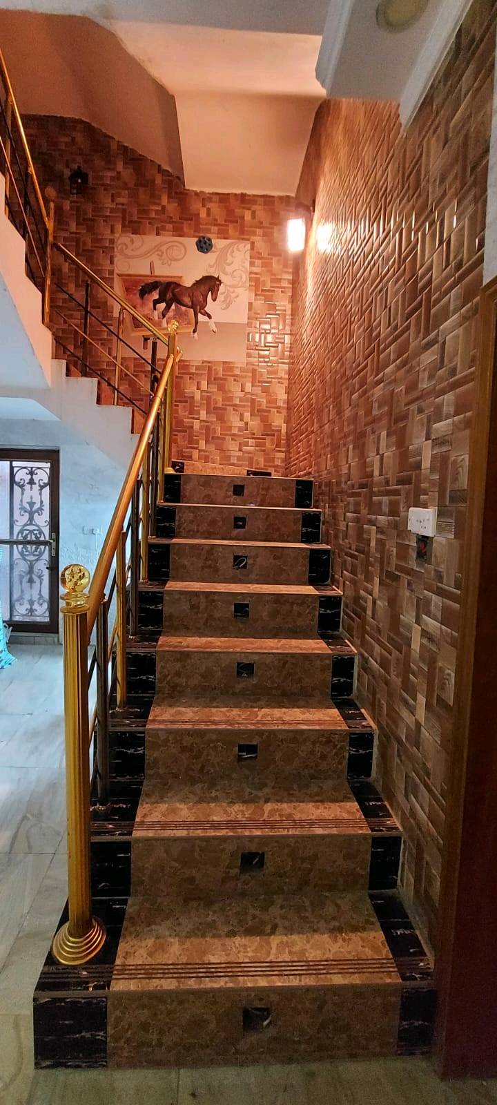 للبيع بيت مساحته 300 متر طابقين ب البوبيات عمود 45 ركن عله شارعين الطابق الاول يحتوي على استقبال كبير وصاله طعام ومطبخ وغرفتين نوم وصحيات منعزل وحمام منعزل والطابق الثاني يحتوي 3 غرف نوم ومطبخ وصحيات منعزله وحمام منعزل وصاله كبيره وسطح اضافه للسطح الثاني . طارمه وحديقه كبيره . تسع لدخول سياره . ملاحظه خط المولده للطابق الاول منعزل عن الطابق الثاني . يعني ب الاستطاعه التحكم الكامل ب اطفاء وتشغيل الكهرباء . سركت منعزل .السعر 500 مليون . البناء كونكريت مسلح وطابوق جمهوري . للأستفسار 
***********
