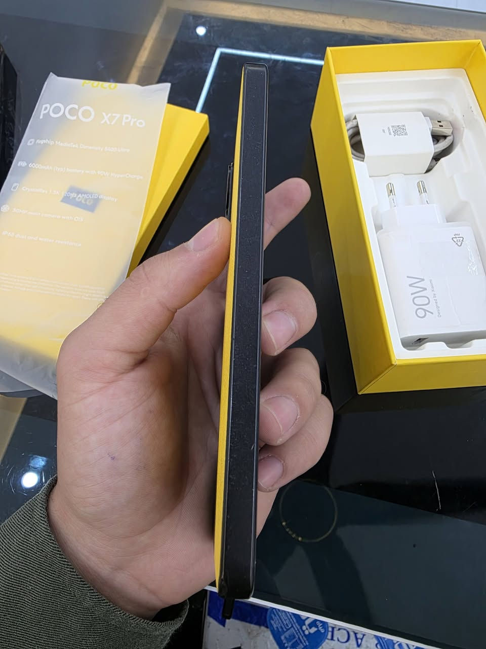 بوكو X7 برو، 12 غيغ رام و512 غيغ تخزين، شاشة أموليد 1.5K 120 هرتز، معالج MediaTek Dimensity 8400 ألترا، بطارية 6000 ملي أمبير مع شحن سريع 90 واط هايبر تشارج، كاميرا رئيسية 50 ميگاپكسل مع تثبيت بصري OIS، مقاومة ماء وغبار بمعيار IP68، يدعم 5G، الجهاز نظيف وكامل بعلبته وشاحنه وكيبل الشحن، و الكفر الاصلي،اللون أصفر، السعر 450,000 دينار عراقي ***********
