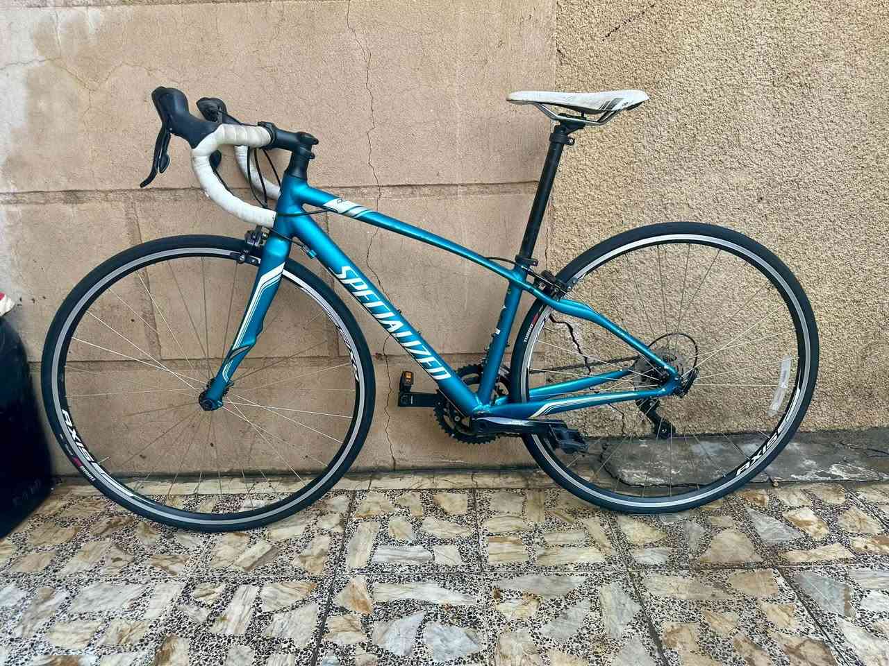 Specialized Dolce 🇺🇸
•
•
دراجة الطريق (Road bike) ماركة سبشلايزد الامريكية للبيع
دراجة مال حاويه بعدها بلاديه مملعوب بيها نهائياً على وضع الاستيراد وكانما جديده 

معدن الدراجة من الألمنيوم ماشه كاربون فايبر معرزة بتقنية Zertz لامتصاص الصدمات
ابعاد الفريم : حجم 28 / قياس 44 S

وزن الدراجة بالكامل : 8 كلغم
نسبه ضافتها 97%
مجموعة الدراجة  Shimano Sora R-3500 شيمانو سورا جديد وكانما غير مستعمل فقط البدالات ضاهريه و بداله النقال بحاجة الى ترتيب او تنضيف او صيانه

‎عدد التروس : 2 / 9

ويالتها المنيوم ماركة AXIS Classic  طبقتين لتحمل عوامل الطرق الوعرة نضام كمبليون فتح وشد سريع
اطارات الدراجة ماركة Specialized Turbo Pro الخاصة بالشركة قياس 25 / c700

السعر المطلوب : 350 الف و الشراي يدلل
العنوان: بغداد / الشعب / سوق شلال / قرب مركز شرطة شارع عدن
للاستفسار: ***********
