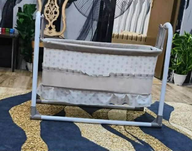 كاروك اطفال عدد 2 الازك نضيف حيل 
البني يحتاج بس غسل السعر 50للتواصل ***********
