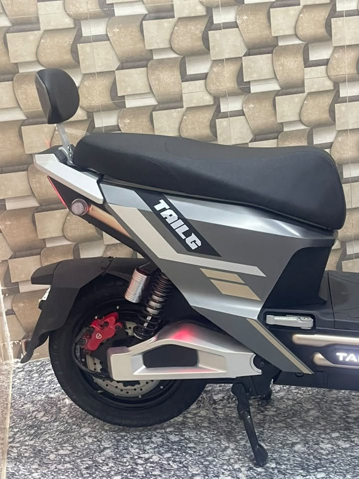 🏍️ للبيع دراجة شحن تايلج T73 موديل 2025
دراجة نظيفة وشبه جديدة، وماشية بس 291 كم 🔥

🔹 النوع: T73
🔹 الموديل: 2025
🔹 البطاريات: 6 بطاريات مسطّرة
🔹 الملف: 2000
🔹 السرعة: توصل 70 كم/ساعة حقيقي
🔹 المسافة بالشحنة: تقريباً من 60 إلى 70 كم
🔹 بيها 3 سرعات، ونظام R ونظام P
🔹 حساس ستاند
🔹 تكايات قدم للراكب الخلفي
🔹 منفذ USB للشحن وغيرها من المميزات

الدراجة اشتريتهة من شركة فوجي قبل شهرين، وبعدها بالضمان للبطاريات والملف وعقل الدراجة.
ماشية بس 291 كم، يعني بعدها جديدة ونظيفة، وما بيها أي شي خير من الله.

💰 السعر: 1,250,000 دينار
وبيها مجال للشراي
 سبب البيع: عندي مريض ومتوازي على علاجة

 للتواصل واتساب واتصال:
***********

بلعافية على الياخذهة وشرط تاخذهة وتدعي لمريضي يتشافى عليهة🤲❤️
