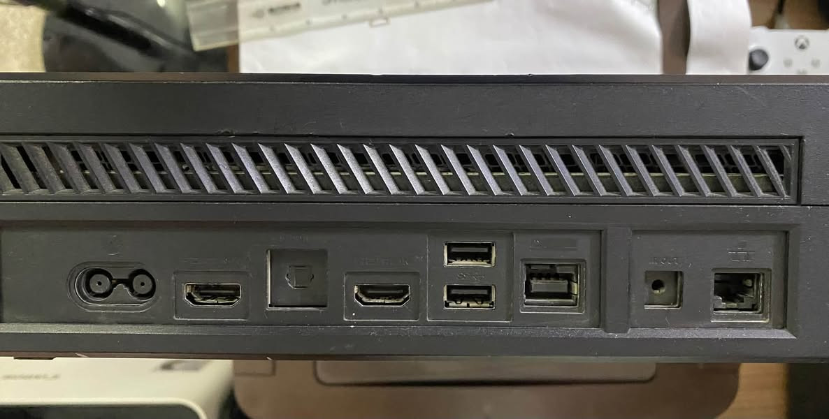 السلام عليكم 
Xbox one للبيع
نضافة الجهاز 95%
مساحة التخزين 512GB

ملحقات الجهاز : 
- يدة تجارية لون ابيض 
- محولة الكهرب
- كيبل HDMI 

السعر : 115,000 وبيه مجال للشراي

العنوان : الموصل ويوجد توصيل

للتواصل : *********** واتساب
