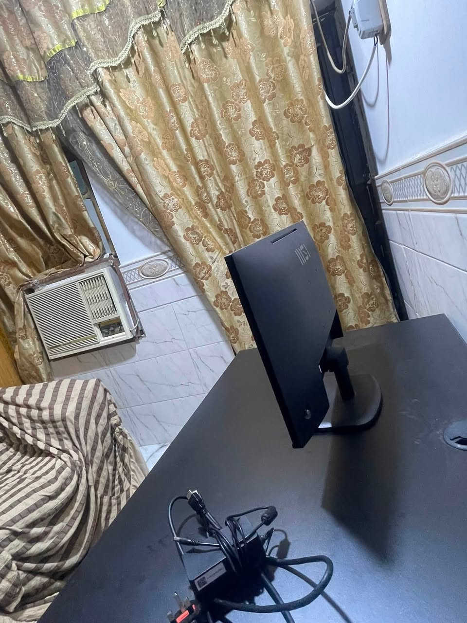 شاشه كيمنك براند msi الحجم 24 الهيرتزيه 120hz شاشه نضيفه مابيها سماعات لئن مخصصه للكيمنك مكان ابو الخصيب ماكو توصيل رقم ***********
