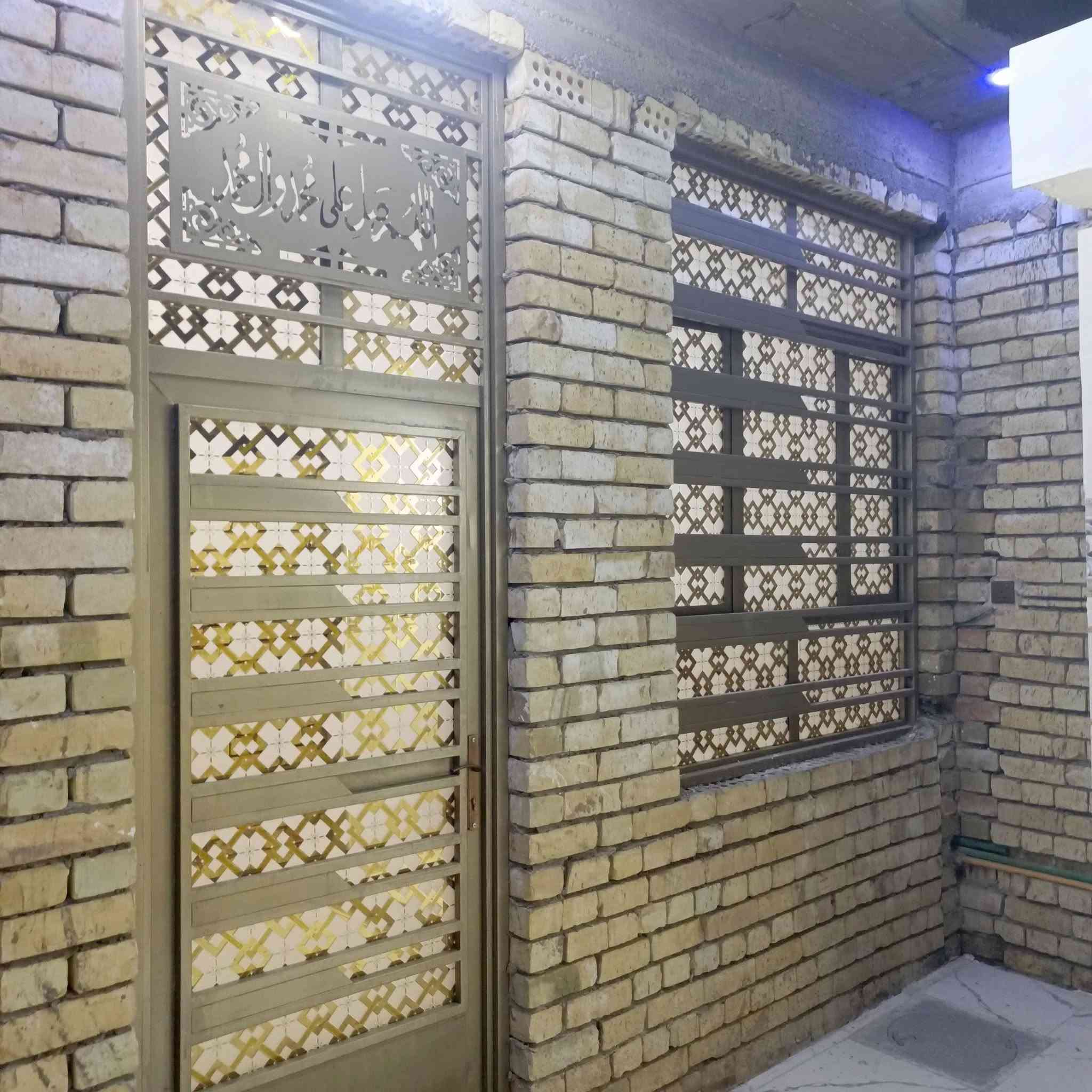 السلام عليكم دار للبيع مساحه 100 م  بناء حديث يحتوي على غرفه نوم وصاله كبيره واستقبال كبير وحمام داخلي وخارجي ومطبخ بارد ومطبخ حار البيت كامل طابو صرف زراعي كهرباء وماء خطين خط سيح موقع ممتاز  

العنوان بستان سامي 

هاتف ***********

هاتف ***********
