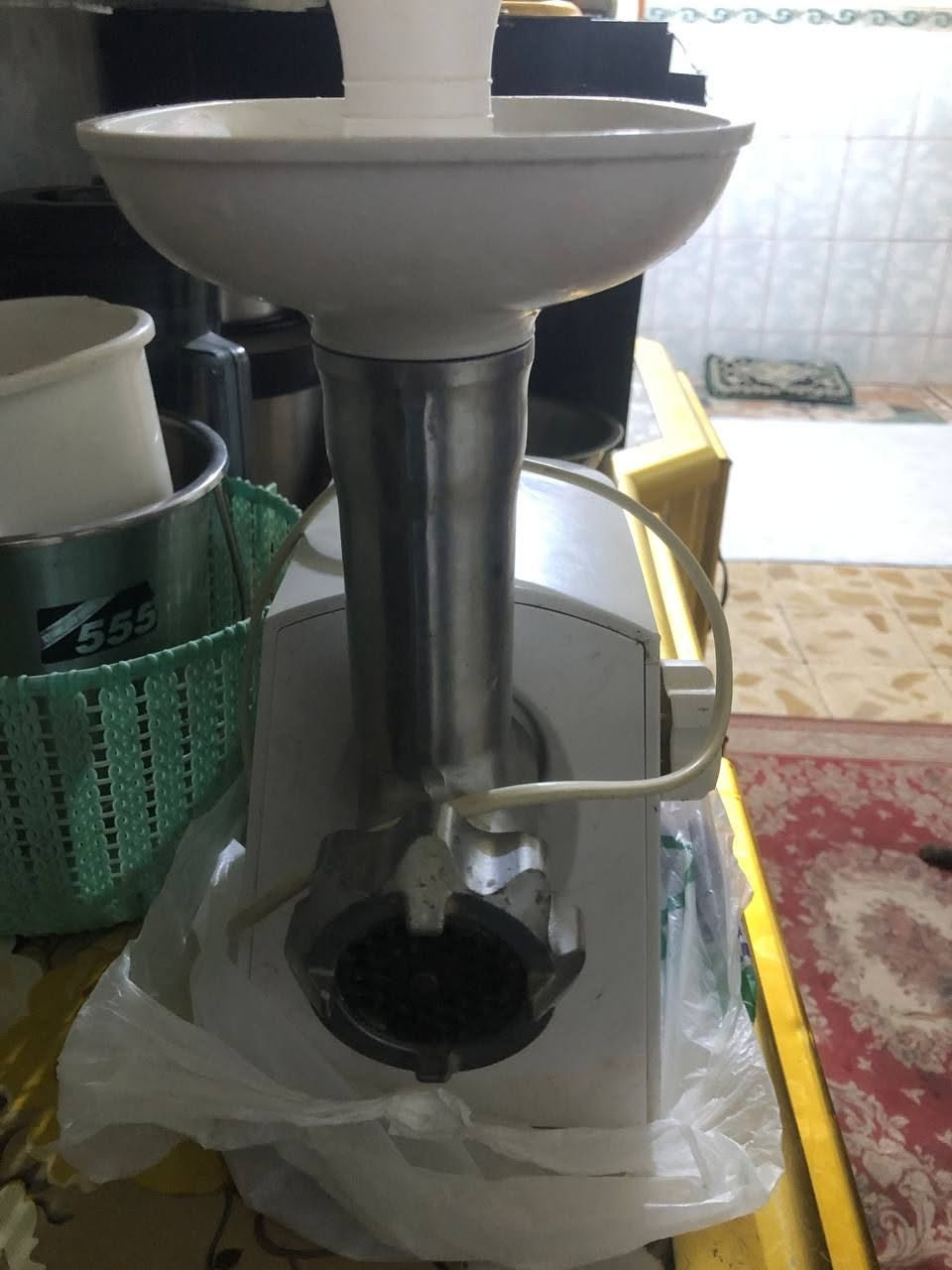 مثرامة لحم للبيع السعر 100بيها مجال 
شرط التشغيل والثرم كامل ملحقات وياها نظيفة للتواصل ***********
