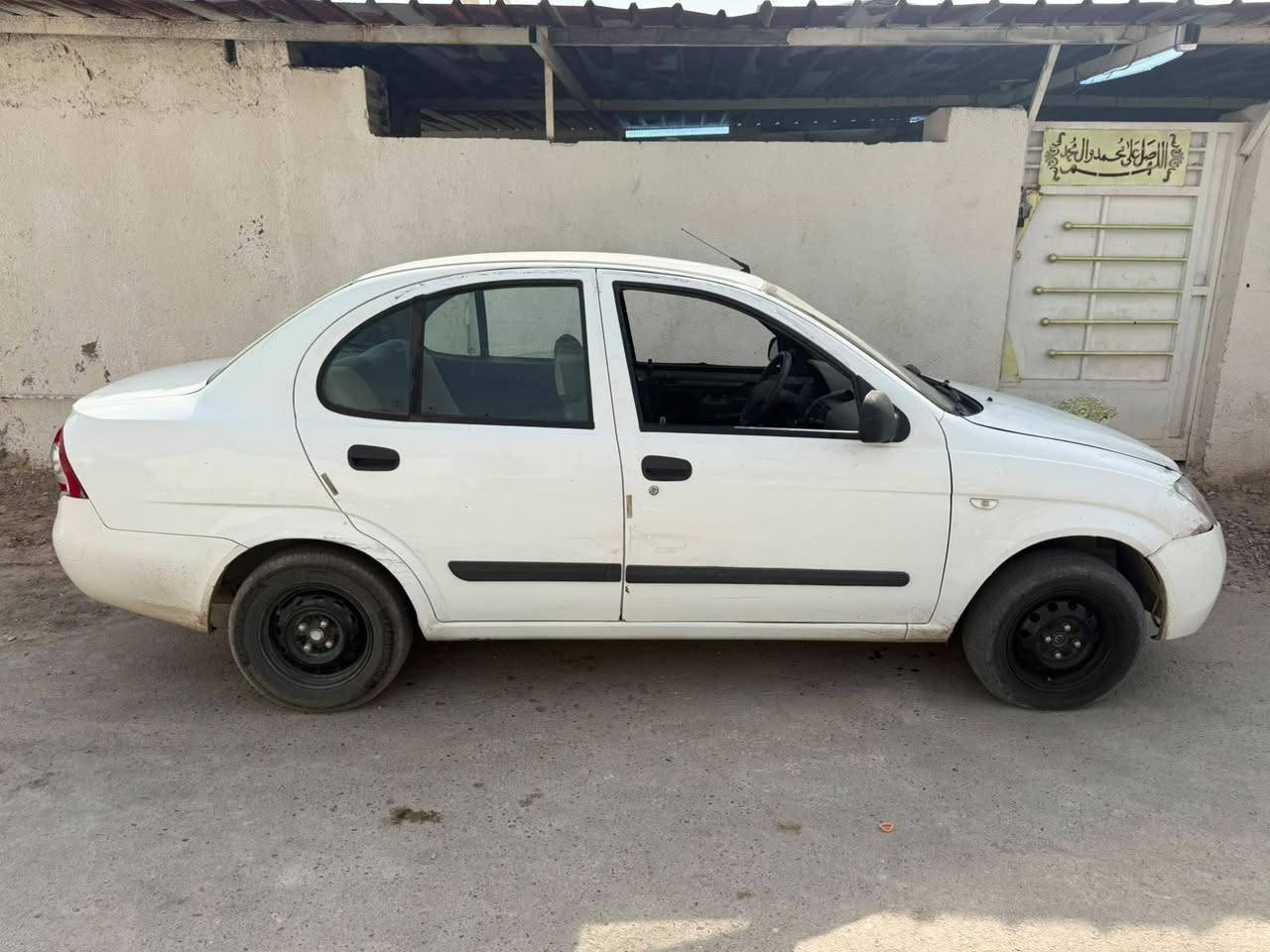 طيبه مديل ٢٠١٣ رقم إنكليزي
السياره مكفوله من عدا باب بي ظربه بلدوسه
تبريد شغال مكينه تمام 
بس الكير بي جرشه مال بو برن
عنوان تاجيات
العنوان ٣٤بيها مجال بسيط 
***********
