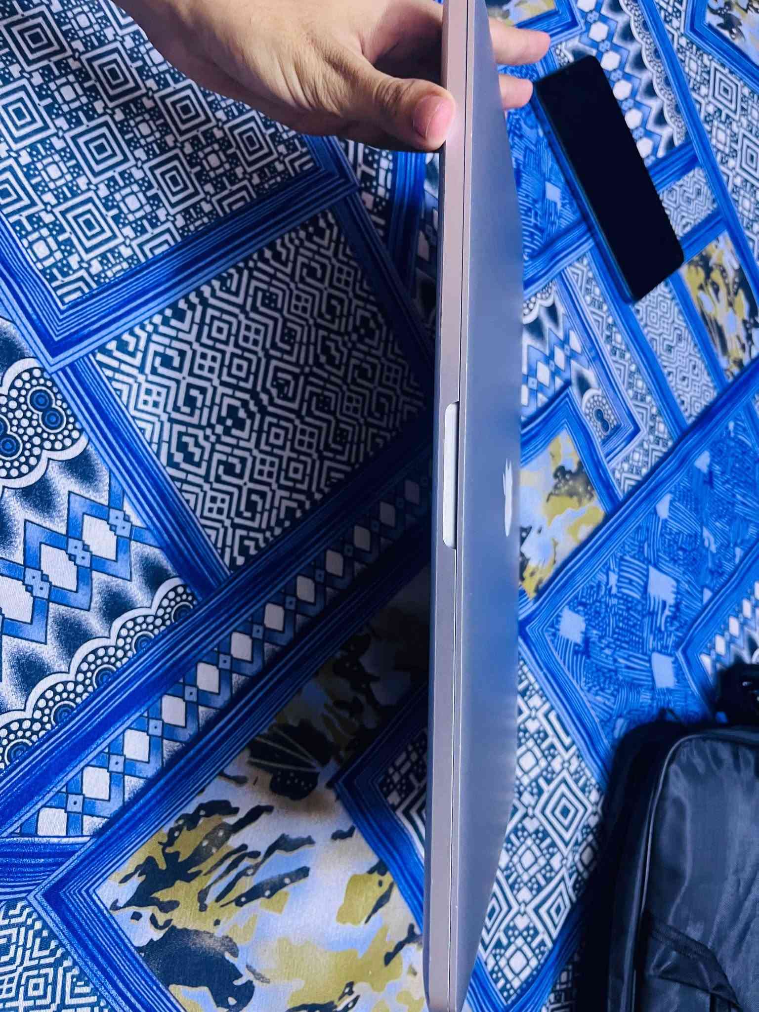 💰  السعر: 320,000 د.ع قفل—
معندي توصيل

📍 بغداد

المواصفات: • Intel Core i7-4HQ
• RAM 16GB
• SSD 256GB
• شاشة 15.6-inch
• البطارية بحالة طبيعية
• الجهاز نظيف جداً والاستخدام عليه خفيف

🖥️ ملاحظة: توجد مشكلة/آثار خفيفة داخل الشاشة، لكنها لا تؤثر بشكل كبير على الاستخدام اليومي، ويمكن ملاحظتها أكثر على الخلفيات الفاتحة.

الجهاز شغال بشكل طبيعي ومثبت عليه macOS Monterey.

📞 للتواصل: ***********
او خاص بس اتاخر بالرد مرات

نص مكتوب في الصور:
- Haiji_Moon Enter Password