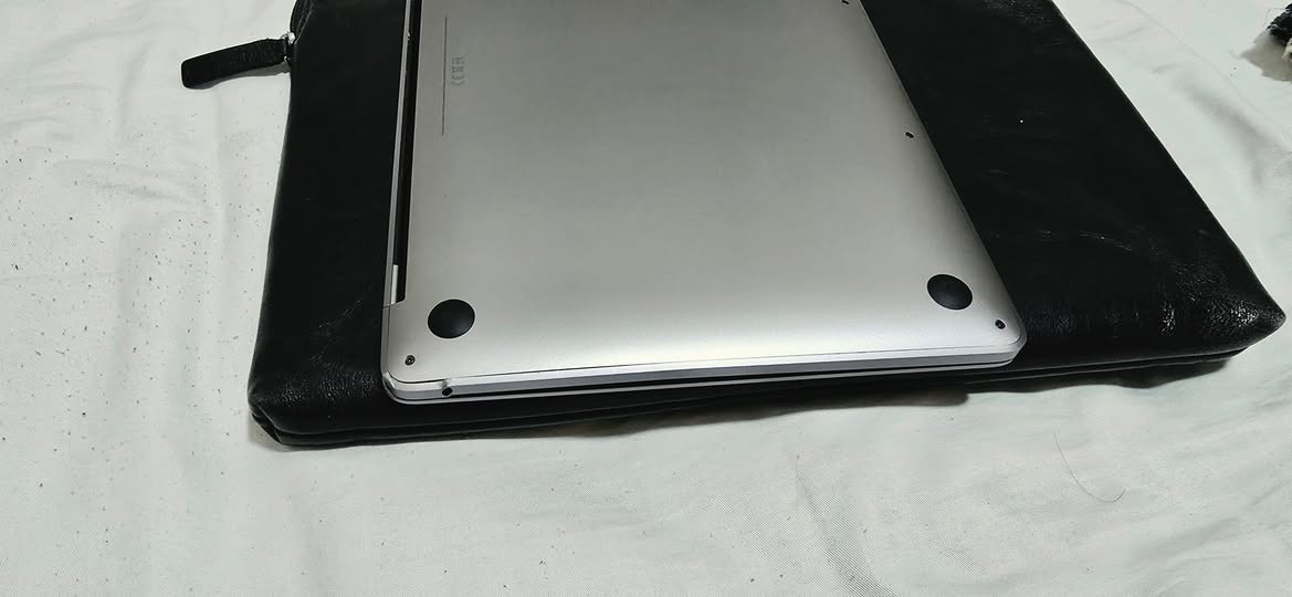 Apple MacBook Pro
 2020
قياس: 13
معالج : M1
ذاكرة: 256
رام : 8
الشاشة فقط مكسورة اما بقية اجزاء الحاسبة تشتغل طبيعي، الماوس والكيبورد و اللوح اللمسي يشتغلن طبيعي. تكدر تربطها على شاشة من خلال كيبل وتشتغل عليها مباشر
350 السعر

***********
