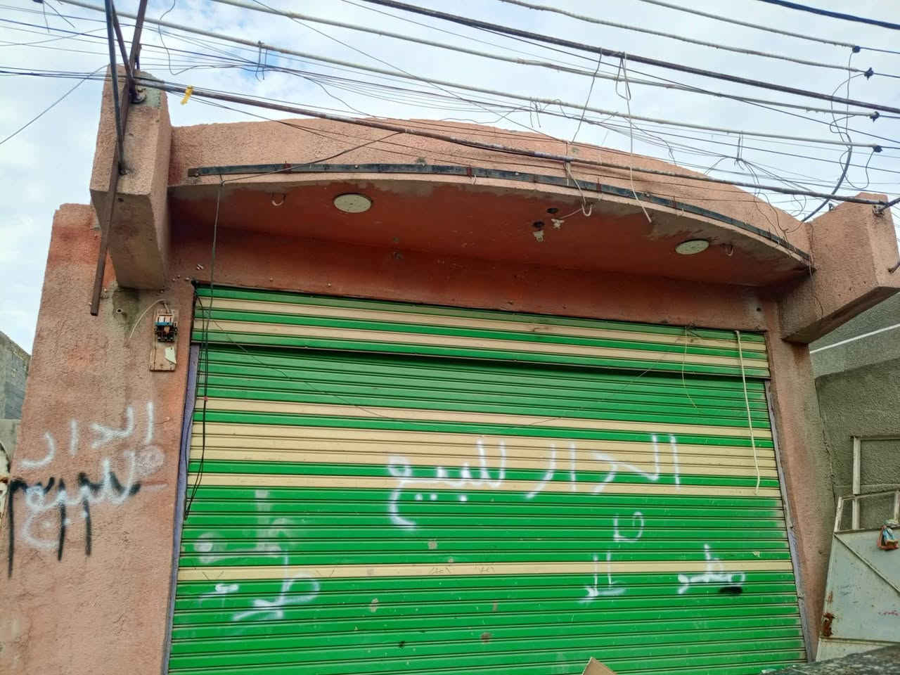 سلام عليكم
كاع للبيع 110متر +محل 60 
لمحل يحتوي على كبنك اوجام خانه مقطعه 
ومطبك كاشي ومبيض كامل مكمل 
متوفر ماي اوكهرباء اومجاري اوتبليط 
العنوان حي طارق شارع القديم مقابل شارع 15مال الوسط السعر 45اوبي مجال الاستفسار على هذا الرقم
***********هاذ وتساب 
***********
