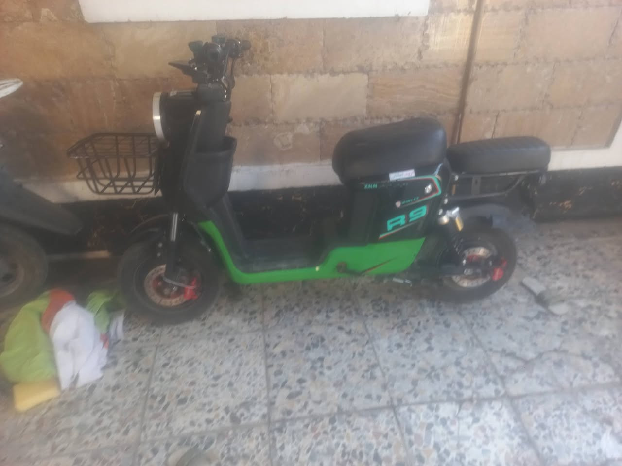 سلام عليكم دراجه شحن كامله ربع سرع خمس بطاريات طول بل شحن 8ساعات دراجه تخبل نضام بك اشاير لايت عالي ناصي الوان دراجه كامله بطاريات جدد سعر 325،بي مجال  مكاني بغداد السيديه ***********/***********
