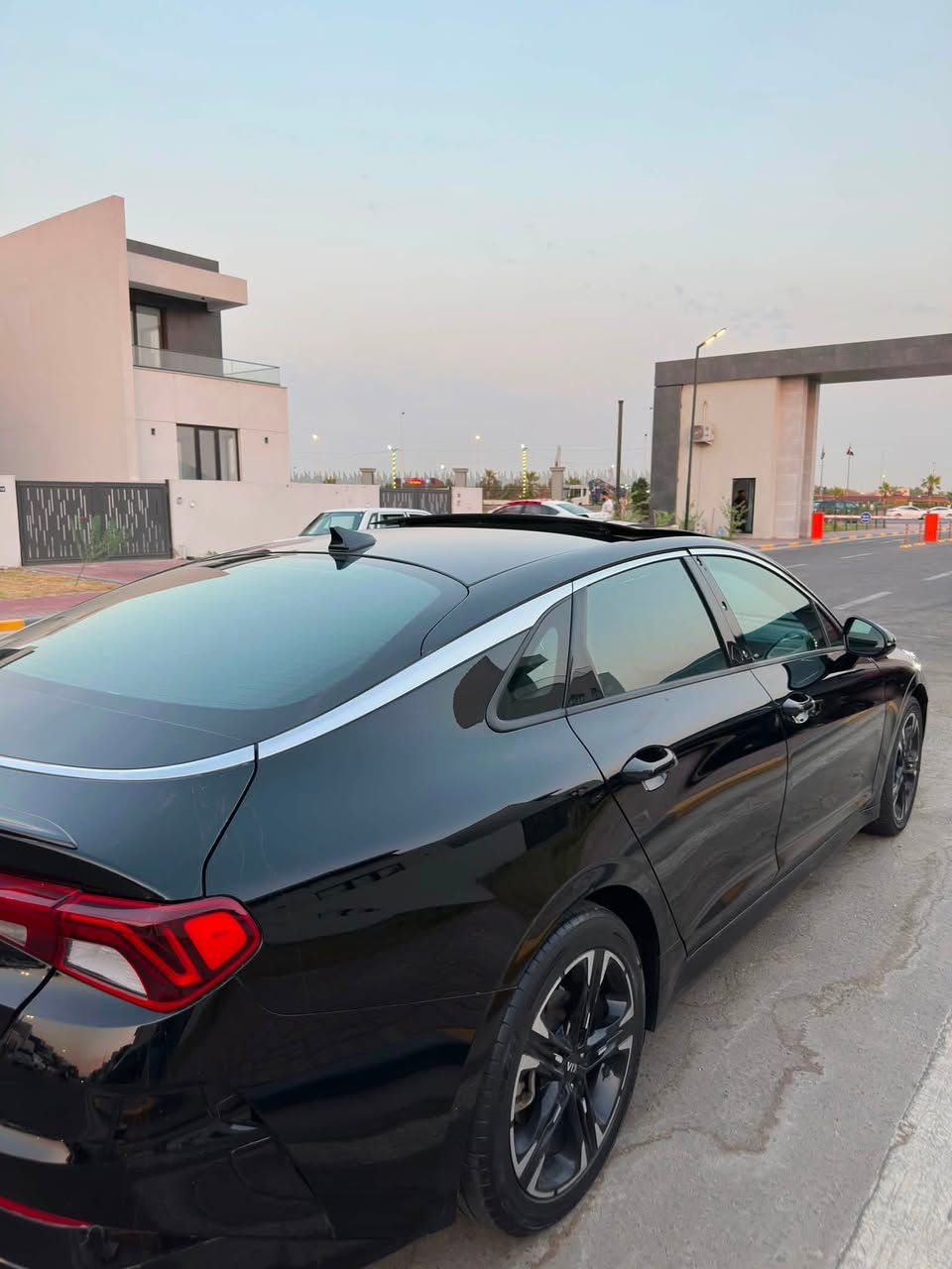 السلام عليكم…
للبيع k5 موديل 2021 GT LINE رقم اربيل السيارة وارد امريكي حادثها مدكر بارد وبند صبغ
مواصفات السيارة:
سقف باوراما
كشنات جلد وشاموا اسود
كامرات امامية وخلفية
تحديد مسار 
نظام النقطة العمياء
رادار امامي ورادار خلفي
شاحن واير ليس
شاشة تدعم Apple car play
نظام لايتات زنون
5 بصمات
نظام السياقة الألية
وبعد هواي مواصفات
مكانها بصرة
للأستفسار ***********
