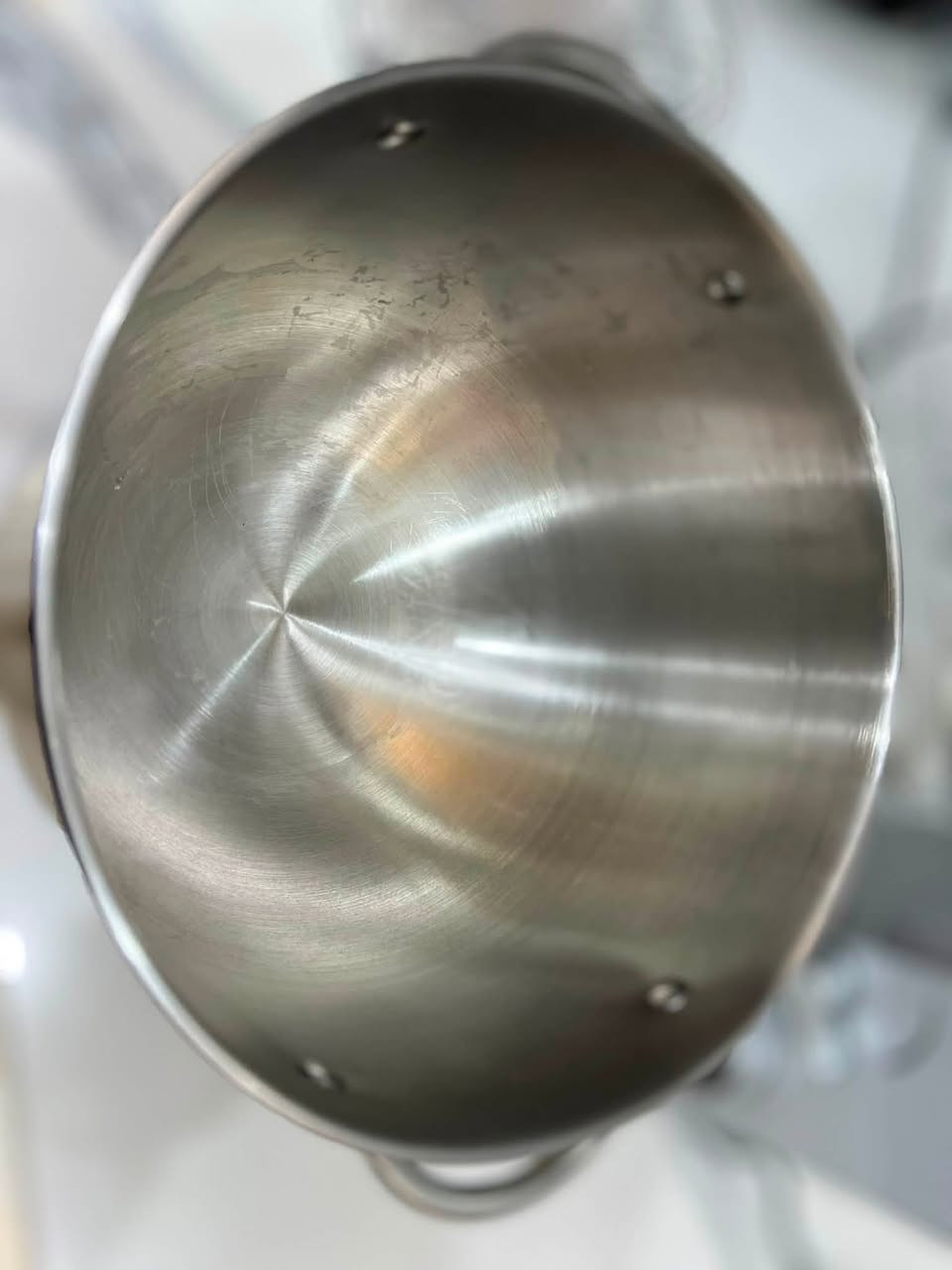 عجانة كهربائية (Stand Mixer) من ماركة Emblema، وتأتي مع وعاء ستانلس ستيل وعدة ملحقات للعجن والخفق.

الملحقات الموجودة:

* 🥣 وعاء ستانلس ستيل: لتحضير العجين والخلطات.
* 🪝 خطاف العجين: لعجن الخبز، المعجنات، والبيتزا.
* 🍰 المضرب المسطح (Flat Beater): لخلط الكيك، البسكويت، والخلطات الثقيلة.
* 🥚 مضرب سلك (Whisk): لخفق البيض، الكريمة، والخلطات الخفيفة.

الاستخدامات:

* عجن الخبز والصمون والبيتزا.
* تحضير عجينة الكيك والكب كيك.
* خفق الكريمة وبياض البيض.
* خلط البسكويت والحلويات.

المميزات الظاهرة:

* شاشة رقمية صغيرة للتحكم بالسرعة.
* عدة سرعات قابلة للتعديل.
* وعاء معدني كبير مناسب للكميات المتوسطة إلى الكبيرة.
* قاعدة ثابتة مع قفل (LOCK) لتثبيت الوعاء أثناء التشغيل.

**ملاحظة**
استخدام مرة واحدة الشراي فقط اتصال 📞 بالرقم 

‭***********‬
