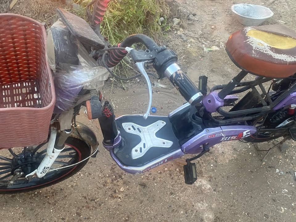 لسلام عليكم بيسكل شحن للبيع بدون بطاريات والعقل يرادله تبديل فقط قيم باليرضي الله وتعال اخذه رقمي للتواصل ***********مكاني شارع بني تميم قرب مدينة الزائرين الي على طريق الحلة مقابل جامعة فريحة
