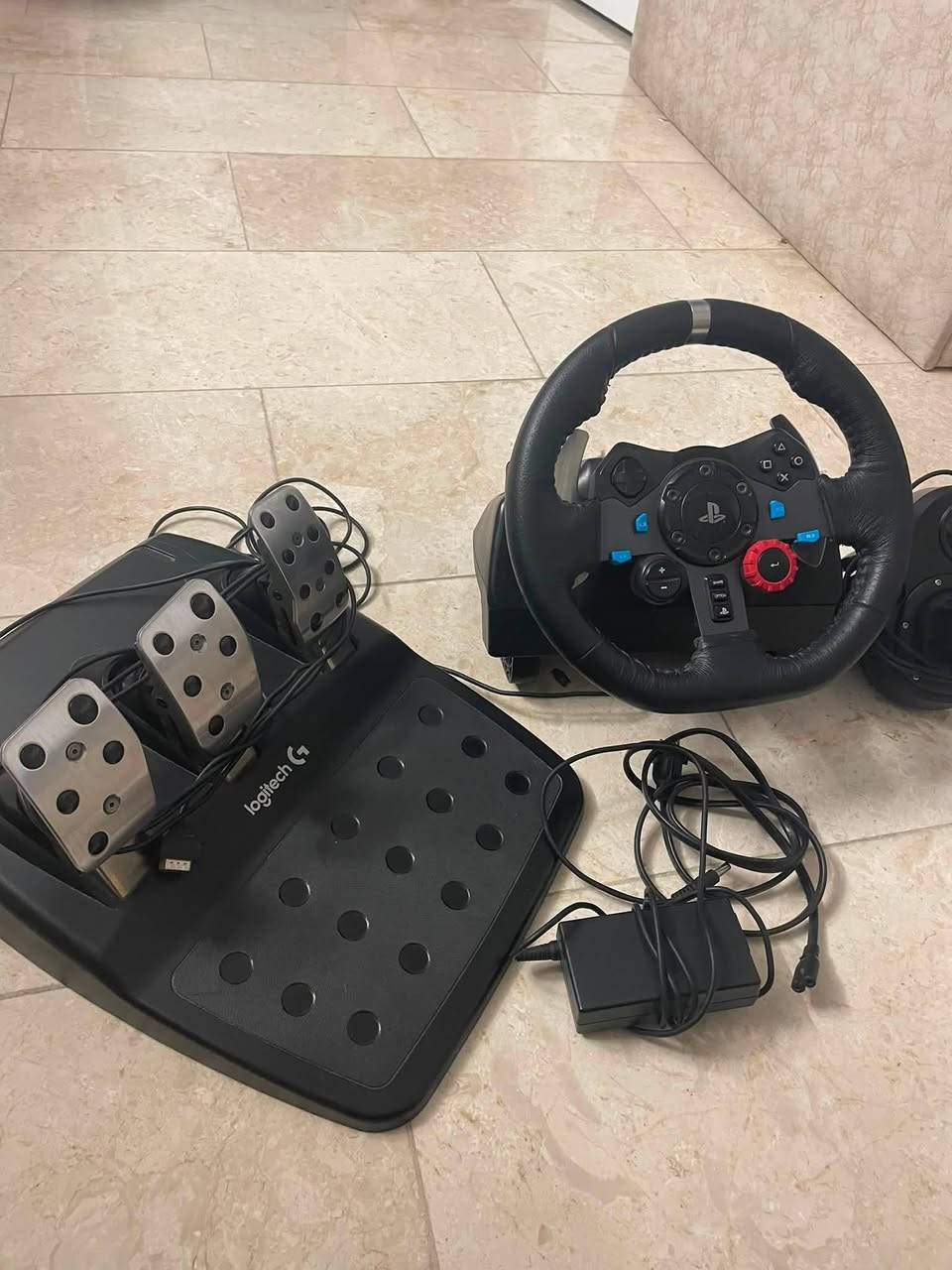 دركسون Logitech g29 للبيع
حالتة نضيفة جدا وويا المحولة الأصلية وگير ودواسات
السعر ٢٥٠الف قفل
العنوان: حي العامل 
للتواصل على الواتس فقط  ***********
