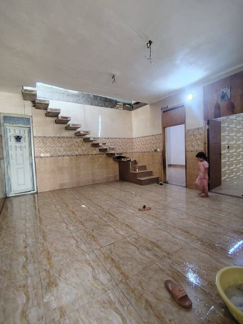 السلام عليكم  بيت 150 متر طابق واحد 
1 غرفة نوم و استقبال و حولي مطبخ كل غرف 7×7
حمام و  حديقاة 
كاشي و سرامييك  خدمات البيت 1 تانكي 2 ماطور 3 كيزر 

البيت كامل يعني جيب غراضك و كعد 

مكان البيت بغداد الزعفرانيه  قرب حسينيت المام المهدي 
شار سكلت ابو سعد المالكي 

الستفسار اكثر اتصل وبيك خير وتدلل  ***********
