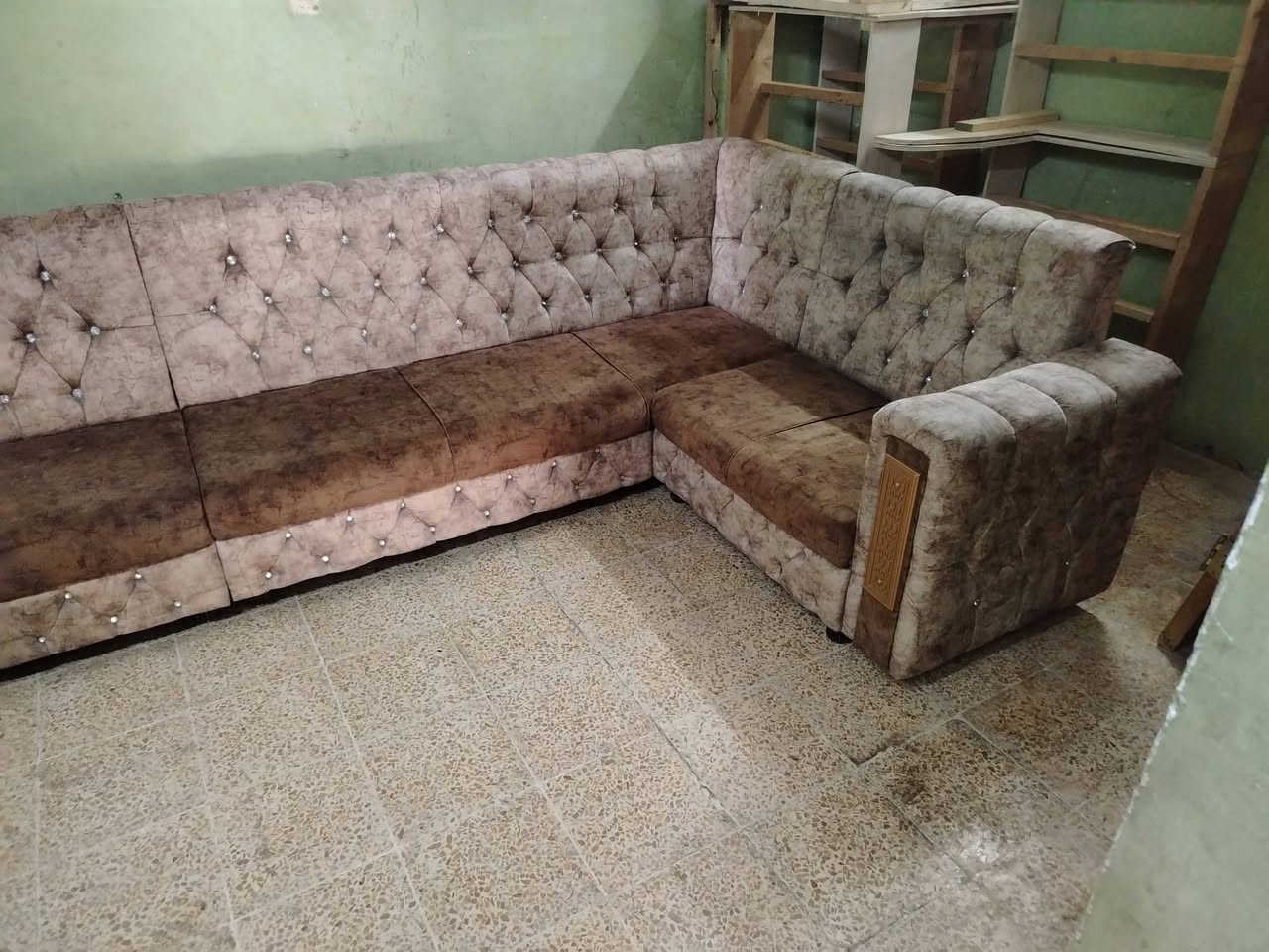 ديوان مستعمل خشب عراقي ثقيل جدا ٦ أمتار مع يدات يصير ٧ أمتار الفصال حديث الوان مميزا السعر مناسب جدا *********** واتساب
