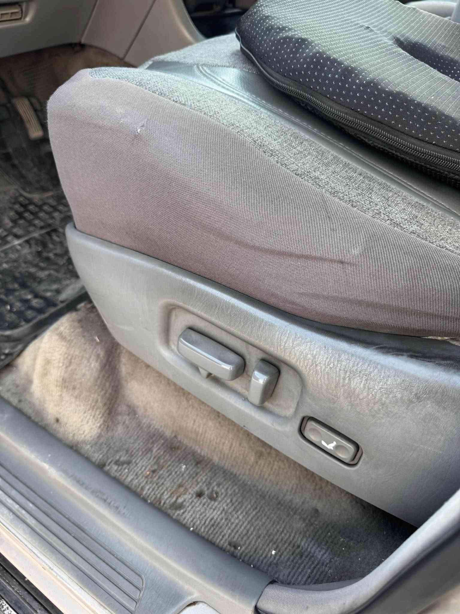 لاند كروز vxr موديل 2000

TOYOTA LAND CRUISER VXR V8 | 2000

فول مواصفات VXR

محرك V8 سعة 4.7 لتر

قير أوتوماتيك

دفع رباعي 4×4

مثبت سرعة

تكييف أمامي وخلفي

تحكم بالتكييف

مقاعد جلد

تحكم كهربائي بالمقاعد

نوافذ كهربائية

مرايا كهربائي

ريموت

فتحة سقف

شاشة

ABS

وسائد هوائية

جنوط ألمنيوم

7 مقاعد

باب خلفي مزدوج

سبير

مواصفات VXR 

سيارة بدون حادث او صبغ بلادية بيه شوية بارد وتكحيلات 

محرك كير مكفولات بيه نقوصات متكلف كلهن تخم تاير جديد باتري جديد سيارة متعبك ابد السيارة مال والد جانيه من موديلهة 

مكانهة بغداد كرادة /***********

بيع او مراوس 🤍 بغداد, العراق
