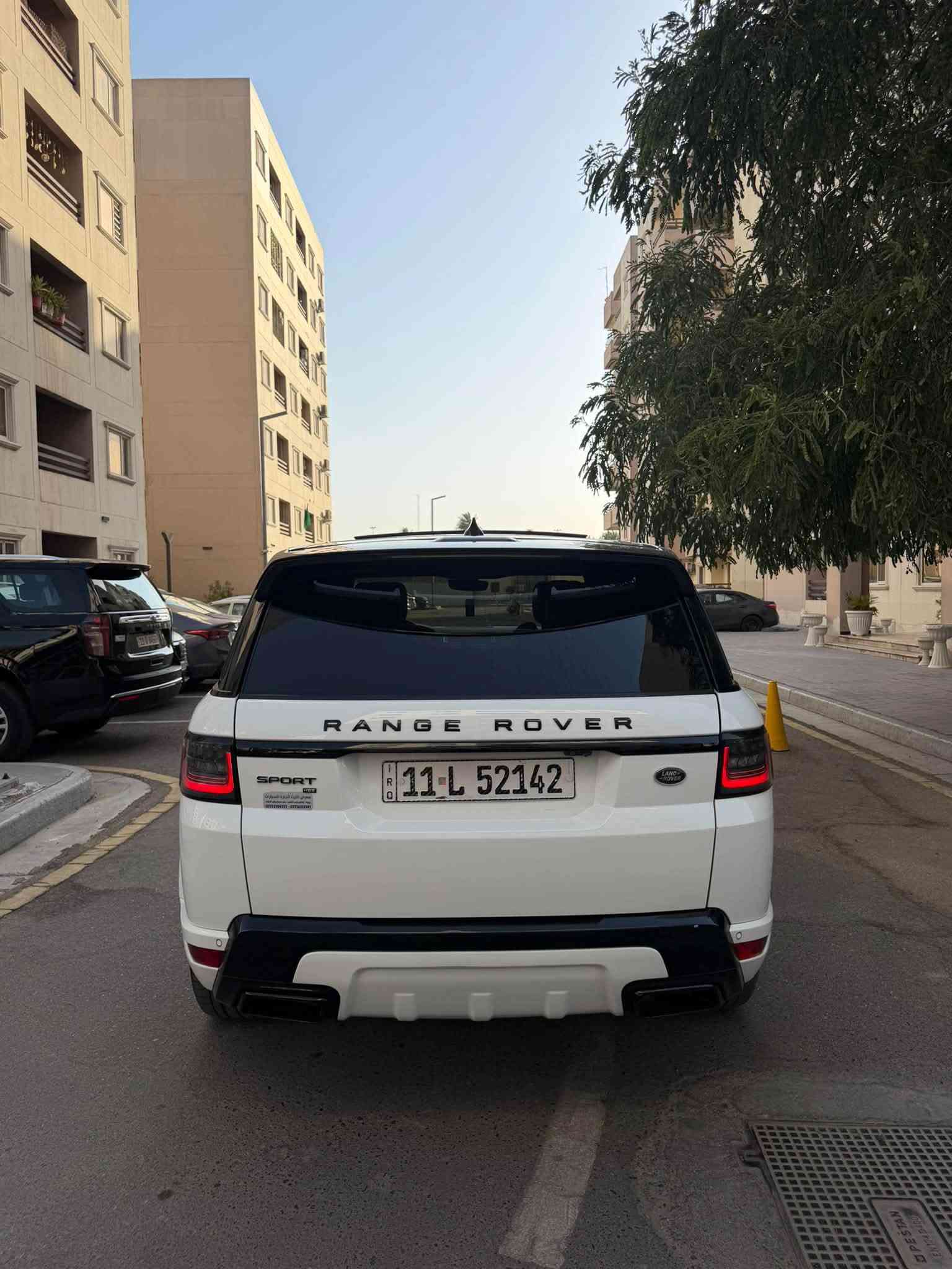 السلام 

رانج روفر 2020 سبورت ابيض 
رقم بغداد باسمي كتاب تضليل وياها

2–مكينة ستة سلندر عدل 3000 تيربو 

3–رادارات امامي خلفي جانبي ، تحديد مسار

4–جكات 3 درجات

5– 5وضعيات قيادة

6–شاشات دشبول ثنين وحدة منهن قلاب متحركة

7–عدادات ديجتال 4 ثيمات

8–دواخل جلد اسود على وضع الشركة 

9–بنوراما مع قماره وتكم اسود 

10–الكشنات الامامية ثنينهن كهرباء وتدفئة وتبريد وميموري والخلفيات تدفئه

تجكات من الصندوك

لايتات امامية ليد  قوي 

تحكم جكات امامي 4 تايرا

بدفع رباعي ونظام تعليق متكيف.

حساسات محيططي

نقطه عمياء
ماشيه 88 ميل 
مكينة كير صدر تبريد كلة سليم 
تبريد ثلاجة

وارد امريكي كلين 
بيها 3 قطع كلير بابتين وجاملغ خلفي جهة السايق فقط

مكاني بغداد حي القاهرة
***********
