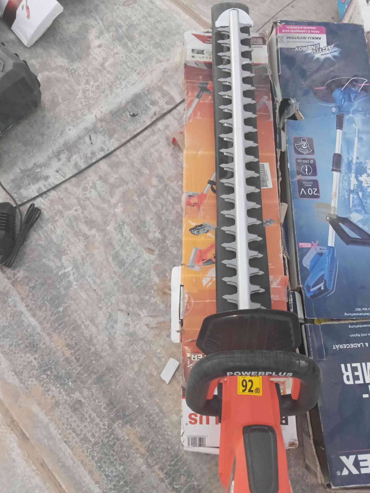 منشار تقليم الأشجار بور بلص بلجيكي اصلي جديد وغير مستعمل شحن بدون بطاريه سعر القطعه 35 بدون بطاريه
