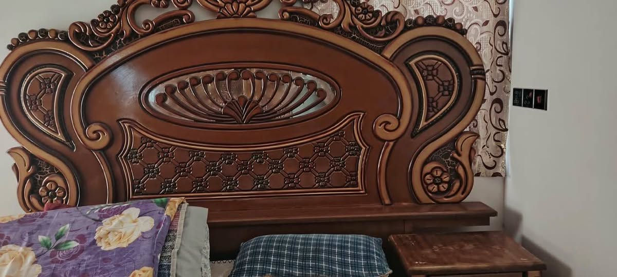 السلام عليكم غرفه للبيع  نظافته ٩٥ %
للاستفسار الاتصال على ***********

نص مكتوب في الصور:
- محتوى تم إنشاؤه باستخدام الذكاء الاصطناعي