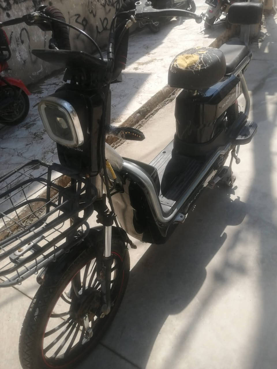 ماطور نظيف وشغال بس بدون بطاريات للبيع ٥٠الف تواصل ***********

