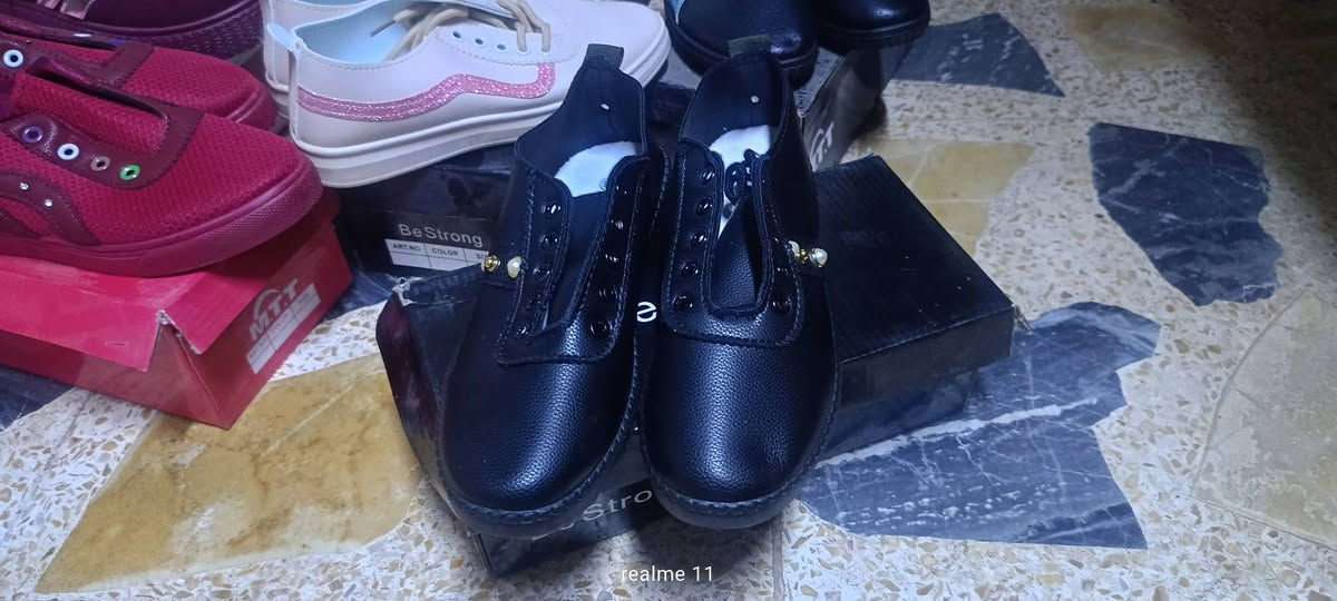 شلعه 100 قطعه سعر القطعة 2 الف الحجز ولاستفسار وتساب ☎️ ***********

نص مكتوب في الصور:
- realme 11
- realme 11 Be Strong