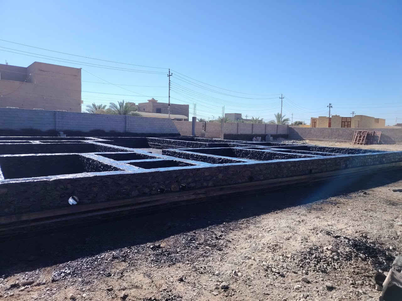 نحن مستعدون لتقير المباني والبيوت
وتزفيت الأساس وعمل الاوزوكام 
وعمل اللباد والماستك وتقيير السراديب واحواض الماء في جميع المحافظات
***********
*********** واتساب
