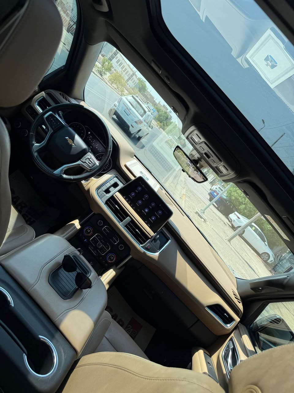 للبيع: شيفروليه تاهو بريمير (Chevrolet Tahoe Premier) موديل 2021
المواصفات العامة:
 المواصفات: خليجي
 العداد: 76,000 كم فقط
 الحادث: بدون حادث (مرفق صورة السونار مع المنشور لتوضيح أماكن الطخات والتصليحات البسيطة بكل شفافية)
أبرز المواصفات والتجهيزات 
 الأداء والراحة: نظام بدء التشغيل عن بعد، تشغيل بصمة، صندوق تبريد (ثلاجة).
 السقف والمقاعد: سقف بانورامي، مقاعد الصف الثالث، تدفئة وتبريد المقاعد الأمامية، ذاكرة مقعد السائق، تدفئة مقود القيادة، تبريد خلفي مستقل.
 التكنولوجيا والشاشات: عرض المعلومات على الزجاج الأمامي (Head-Up Display)، شاشة عرض، أبل كاربلاي وأندرويد أوتو، شاحن لاسلكي، نظام صوتي فاخر (Bose).
 الرؤية والسلامة: كاميرات 360 درجة، كاميرا خلفية، رادار، مراقبة النقطة العمياء، تحذير مغادرة المسار، تحذير من الاصطدام الأمامي، مثبت سرعة راداري تكيفي.
 أنظمة القيادة: وضعيات قيادة متعددة، التحكم على المنحدرات، نظام فرملة الطوارئ، مانع الانزلاق، التحكم الإلكتروني في الثبات، 8 وسائد هوائية (إيرباج)، مقعد تنبيه السلامة.
 الأنظمة الذكية والكهربائية: صندوق كهربائي (فتح بفتحة قدم بدون استخدام اليدين)، مصابيح أمامية LED مع الضوء العالي التلقائي، كشافات ضباب، مرايا جانبية كهربائية.
مكان المعاينة والتواصل:
 المكان: بغداد
 رقم الهاتف: ***********
السعر ٤٦ الف دولار بغداد, العراق

