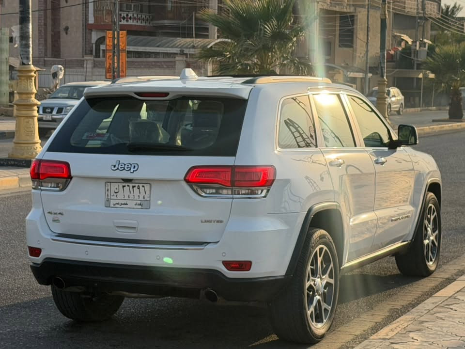 جيب كراند شيروكي لمتدد بلاس
مديل 2019
*  خليجي مكفولة 
* محرك 3.6L V6 Pentastar
* قوة 295 حصان
* قير أوتوماتيك 8 سرعات
* دفع رباعي 4×4
* ماشيه,143 كم
* نظام Quadra-Lift للرفع والخفض
* نظام دفع Selec-Terrain بأوضاع متعددة للقيادة
* فتحة سقف بانوراما
* داخلية جلد Nappa فاخر
* مقاعد أمامية كهربائية
* تبريد وتسخين المقاعد
* ذاكرة للمقاعد
* دركسون كهربائي
* دركسون جلد مع أزرار تحكم
* شاشة Uconnect
* Apple CarPlay / Android Auto
* كاميرا خلفية
* حساسات أمامية وخلفية
* مثبت سرعة
* تشغيل ودخول ذكي
* تشغيل عن بُعد
* مرايا كهربائية
* باب خلفي كهربائي
* جنوط خاصة بفئة Overland
* إضاءة LED
* نظام صوت فاخر
* تكييف أوتوماتيك
السياره مكفوله 
* السيارة نظيفة جداً واستخدام شخص 
السياره تحويل نفس اليوم 
العنوان ميسان  
الرقم ***********
السع258$ وبي مجال
