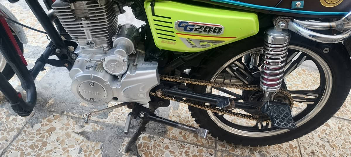 سلام عليكم دراجه سولك 200cc
دراجه نضيفه اي نقوص مابيه 
سلف هندر شغال كهربايات شغاله 
دراجه مامفتوحه ولا متعوبه 
بيه نقص بس دواسات مال راكب لوره 
سعر 675وبيه مجال بصيط 
مكاني بغداد الغزاليه رقمي 
***********
