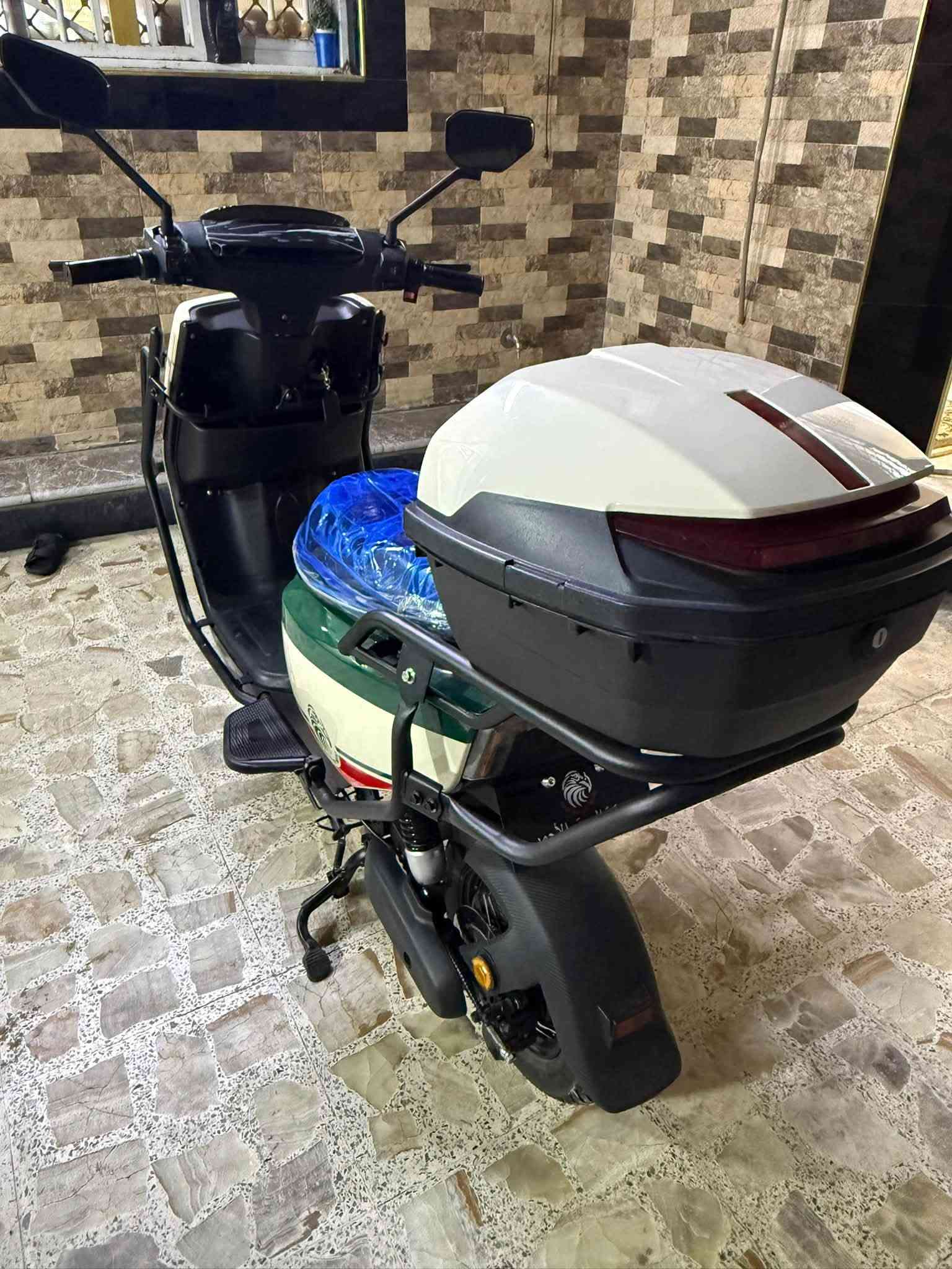 السلام عليكم شبابنا الغوالي
دراجه شحن سكنس موديل26 سبعه بطاريه
32 أمبير ملف 2000 سرعه 100بريكات ديسك أمامي وخلفي الدراجه جديده قبل شهر اشتريتها
وصل المعرض موجود عندي العنوان بغداد
حي اور سعر 850 وبيه مجال قليل@***********
